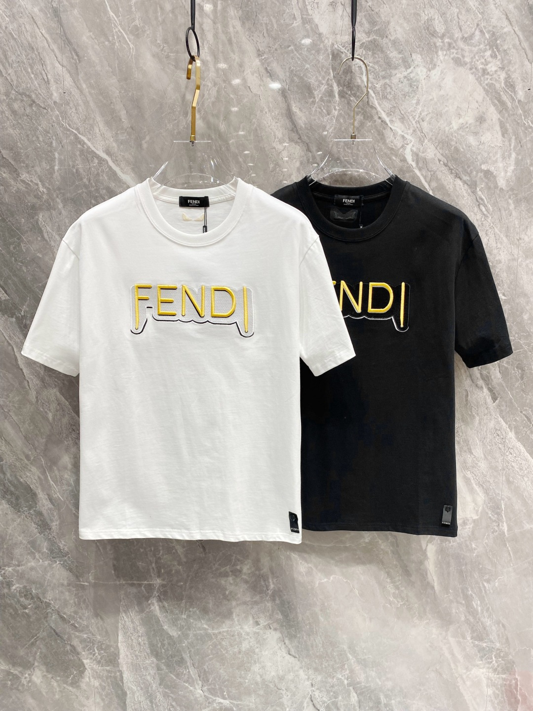 NO:133101,Ss Fen Home Pure Cotton Latest Fabric (The Highest Version) Fendi Letter Heavy Industry Embroidery Technology on the chest!  Classic logo pattern logo stylish simple trendy short sleeves, the top quality counter original single short sleeves, the top-level production process imported fabric, the unique design of the counter model, using imported high-end customized fabrics. The official website is on sale!  Excellent fabric size..Black and white M-3XL,,fendi,fendi,T-shirt,alexander wang19860909ss芬家纯棉最新面料（最高版本）胸前fendi字母重工刺绣工艺！经典标识图案logo时尚简约潮流短袖,最顶级的品质专柜原单短袖,顶级制作工艺进口面料,专柜款独特设计,采用进口高端订制面料.官网在售！面料版型超赞 码数..黑白色 M-3XL,,fendi,fendi,T-shirt,alexander wang,Men's clothing