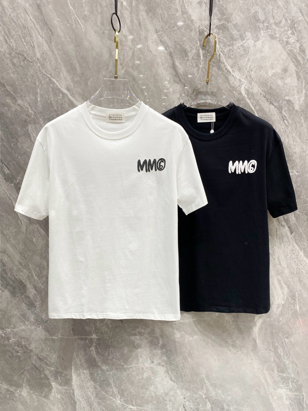 NO:133104,Ss Majirajia Pure Cotton Latest Fabric (highest version) Letter MM6 Majira Letter Foaming Crafts!  Classic logo pattern logo stylish simple trendy short sleeves, the top quality counter original single short sleeves, the top-level production process imported fabric, the unique design of the counter model, using imported high-end customized fabrics. The official website is on sale!  Excellent fabric pattern, size..Black and white M-3XL,,masion margiela,masion margiela,T-shirt,alexander wang19860909ss马吉拉家纯棉最新面料（最高版本）胸前后背字母MM6马吉拉字母发泡工艺！经典标识图案logo时尚简约潮流短袖,最顶级的品质专柜原单短袖,顶级制作工艺进口面料,专柜款独特设计,采用进口高端订制面料.官网在售！面料版型超赞 码数..黑白色 M-3XL,,masion margiela,masion margiela,T-shirt,alexander wang,Men's clothing