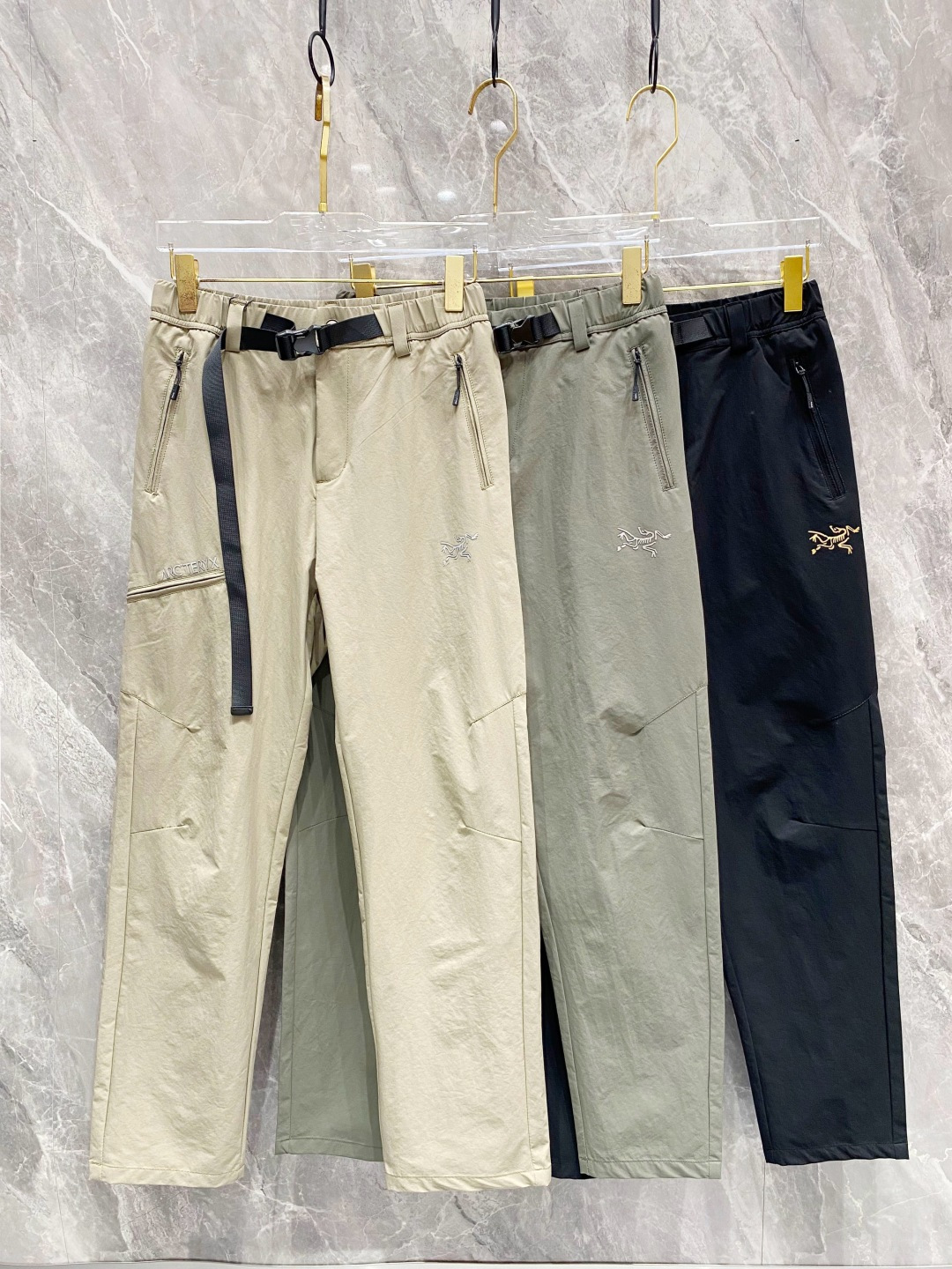 NO:134806,Archaeopteryx Spring and Summer 25ss casual pants gold dial appears again, the original customized high-quality fashionable casual pants are super versatile. Exclusive custom fabric, quite wide and stylish, close and comfortable. The latest hardware and accessories of the original custom counter. Super beautiful style, the upper body makes the legs look slender, the inner and the line is impeccable. You can attend any occasion. Once again, it emphasizes that the fabric is very, very classy! Code number M-3xL, jil sanderarc'teryx,alexander wang19860909始祖鸟家春夏25ss休闲裤金典再次出现,原单订制高品质时尚休闲裤.超级百搭款.独家定制面料,挺阔有型,贴身舒适.原版定制专柜最新五金辅料.超靓版型、上身显腿修长,內里,走线都无可挑剔,任何场合都可出席,再次强调面料非常非常显档次！码数 M-3xL,,jil sanderarc'teryx,alexander wang,Men's clothing