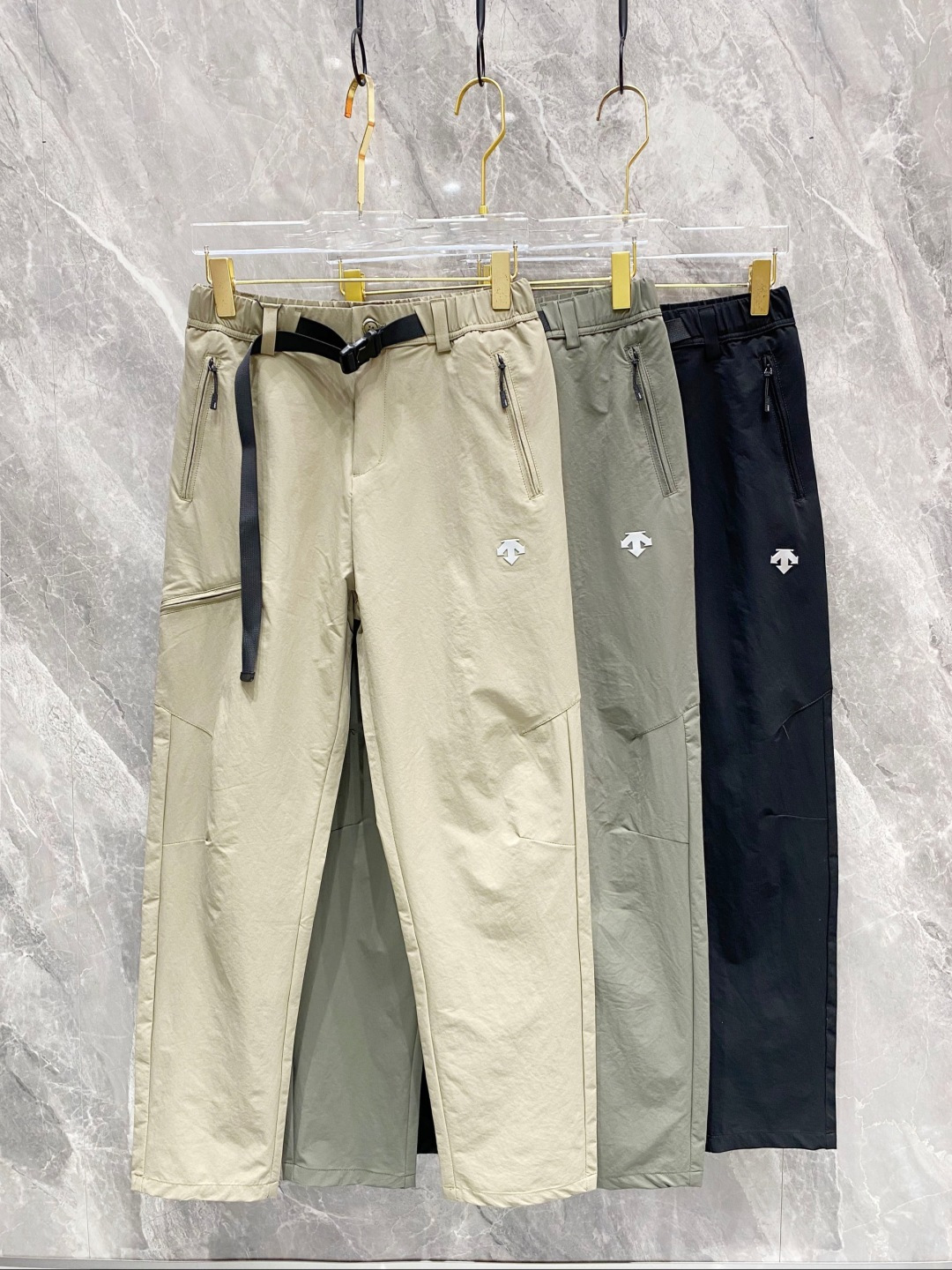 NO:134808,The Golden Dian DiSant Spring and Summer 25ss casual pants in the Golden Dian are reappearing, the original customized high-quality fashionable casual pants. Super versatile style. Exclusive custom fabric, quite wide and stylish, close and comfortable. The latest hardware and accessories of the original custom counter. Super beautiful style, the upper body makes the legs look slender, the inner and the wiring are impeccable. You can attend any occasion. Once again, it is emphasized that the fabric is very, very classy! Code number M-3xL, alexander wang19860909迪桑特家春夏25ss休闲裤金典再次出现,原单订制高品质时尚休闲裤.超级百搭款.独家定制面料,挺阔有型,贴身舒适.原版定制专柜最新五金辅料.超靓版型、上身显腿修长,內里,走线都无可挑剔,任何场合都可出席,再次强调面料非常非常显档次！码数 M-3xL,,alexander wang,Men's clothing