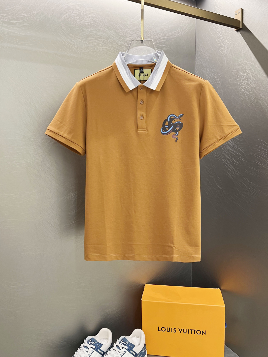 NO:420098,Gujia 25SS new spring and summer short-sleeved lapel T-shirt polo, the highest version is customized high-end vermill fabric simple and fashionable, and the color-blocking thread is super beautiful!  Classic logo simple and elegant style!  Full of high-end feel, wearable in all seasons. S-2xL on sale on the official website of simple European style, gucci, T-shirt, tees, t-shirt, alexander wang19860909古家25SS新款春夏短袖翻领T恤polo,最高版本客供定制高端朱地面料简单时尚款,拼色螺纹超级好看！经典logo简单大方的款式！满满的高级感,四季可穿.简欧风格官网在售码数S-2xL,,gucci,T-shirt,tees，t-shirt,alexander wang,Men's clothing