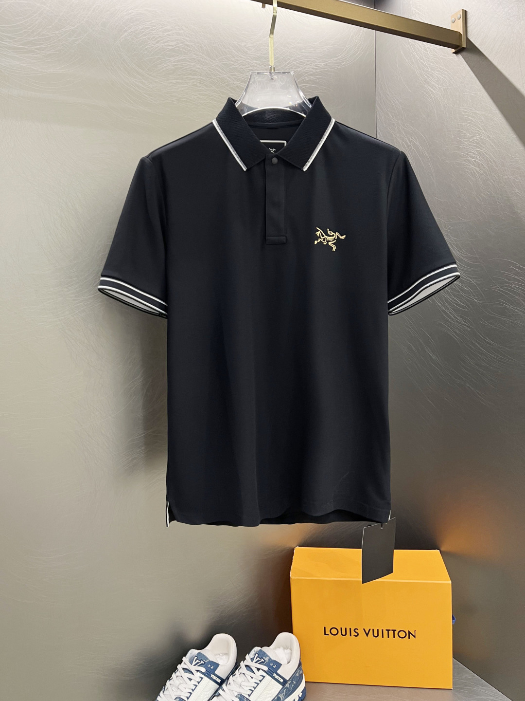 NO:420089,Archaeopteryx 25SS new spring and summer short-sleeved lapel T-shirt polo, the highest version is customized high-end vermill fabric simple and fashionable, and the color-blocking thread is super beautiful!  Classic logo simple and elegant style!  Full of high-end feel, wearable in all seasons. S-2xL, jil sanderarc'teryx, T-shirt, tees, t-shirt, alexander wang19860909始祖鸟家25SS新款春夏短袖翻领T恤polo,最高版本客供定制高端朱地面料简单时尚款,拼色螺纹超级好看！经典logo简单大方的款式！满满的高级感,四季可穿.简欧风格官网在售码数S-2xL,,jil sanderarc'teryx,T-shirt,tees，t-shirt,alexander wang,Men's clothing