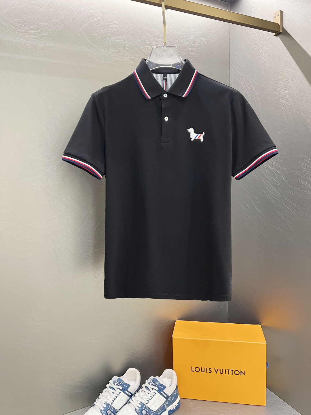 NO:420080,TB Home 25SS new spring and summer short-sleeved lapel T-shirt polo, the highest version is customized high-end vermill fabric simple and fashionable, and the color-blocking thread is super beautiful!  Classic logo simple and elegant style!  Full of high-end feel, wearable in all seasons. S-2xL, T-shirt,tees, t-shirt,alexander wang19860909TB家25SS新款春夏短袖翻领T恤polo,最高版本客供定制高端朱地面料简单时尚款,拼色螺纹超级好看！经典logo简单大方的款式！满满的高级感,四季可穿.简欧风格官网在售码数S-2xL,,T-shirt,tees，t-shirt,alexander wang,Men's clothing