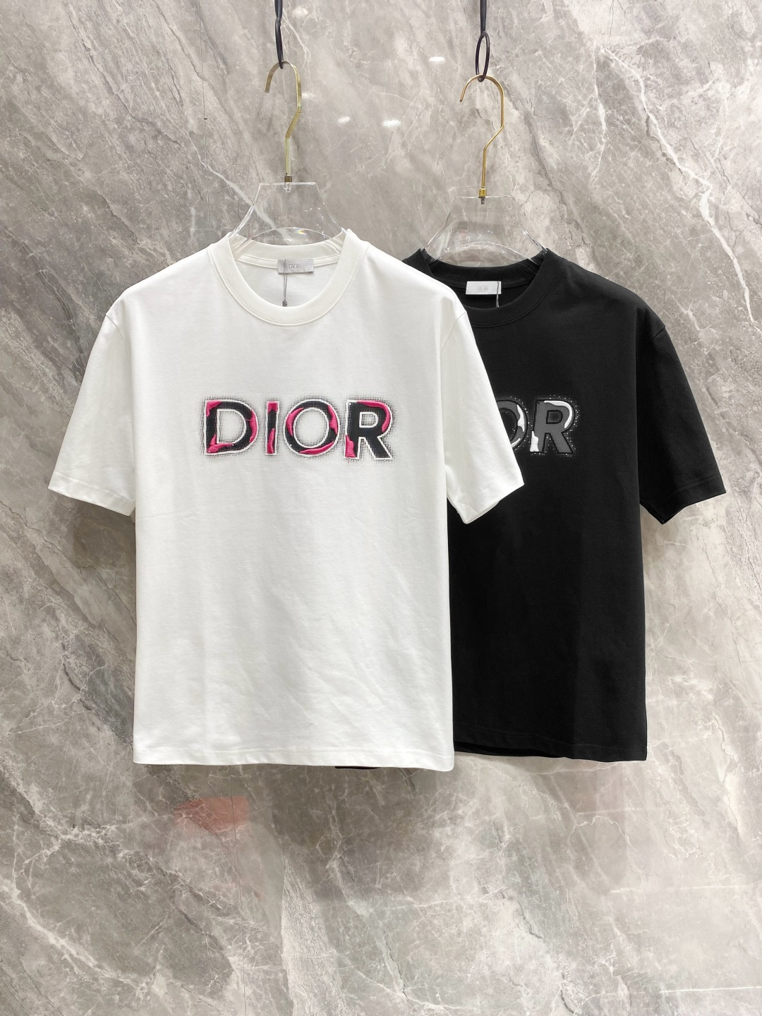 NO:508974,Ss Dior pure cotton latest fabric, classic logo, logo, fashionable, simple and trendy short sleeves, the top quality counter original single short sleeves, top production craft imported fabrics, unique design of the counter model, using imported high-end customized fabrics. The official website is on sale!  Excellent fabric fit, size..Black and white M-3XL,,dior,T-shirt,alexander wang19860909ss迪奥纯棉最新面料经典标识图案logo时尚简约潮流短袖,最顶级的品质专柜原单短袖,顶级制作工艺进口面料,专柜款独特设计,采用进口高端订制面料.官网在售！面料版型超赞 码数..黑白色 M-3XL,,dior,T-shirt,alexander wang,Men's clothing