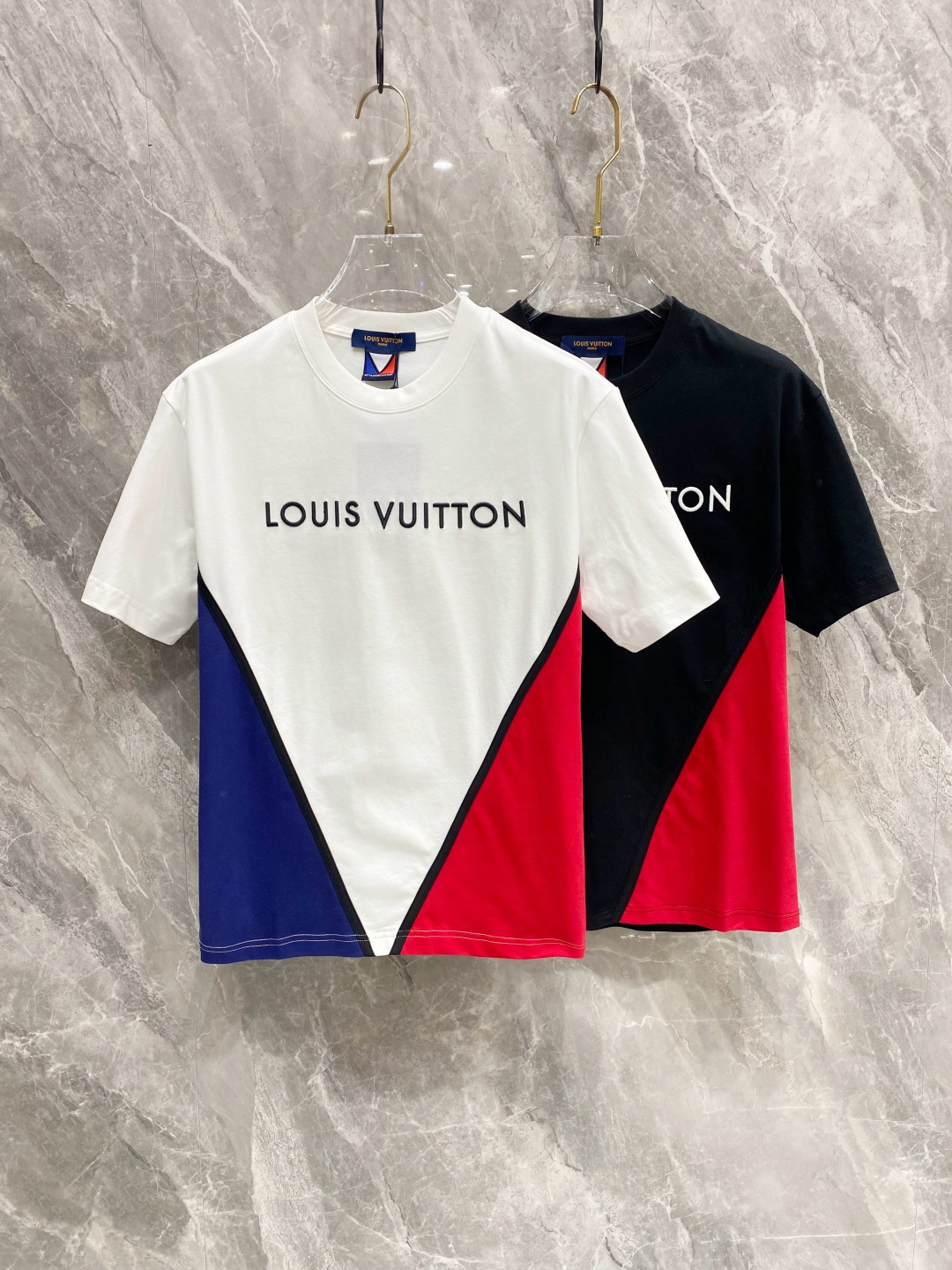 NO:508976,The latest ssLV pure cotton fabric, classic logo, logo, fashionable, simple and trendy short sleeves, the top quality counter original single short sleeves, the top production process imported fabric, the unique design of the counter model, using imported high-end customized fabrics. The official website is on sale!  Excellent fabric size..Black and white M-3XL,,louis vuitton,T-shirt,alexander wang19860909ssLV纯棉最新面料经典标识图案logo时尚简约潮流短袖,最顶级的品质专柜原单短袖,顶级制作工艺进口面料,专柜款独特设计,采用进口高端订制面料.官网在售！面料版型超赞 码数..黑白色 M-3XL,,louis vuitton,T-shirt,alexander wang,Men's clothing