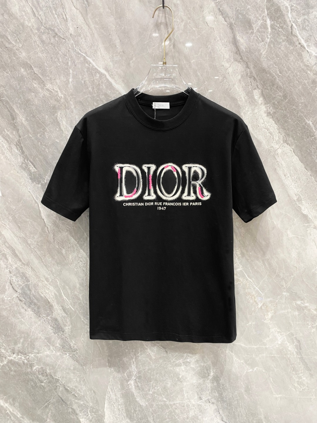 NO:508980,Ss Dior pure cotton latest fabric, classic logo, logo, fashionable, simple and trendy short sleeves, the top quality counter original single short sleeves, top production craft imported fabrics, unique design of the counter model, using imported high-end customized fabrics. The official website is on sale!  Excellent fabric fit, size..Black and white M-3XL,,dior,T-shirt,alexander wang19860909ss迪奥纯棉最新面料经典标识图案logo时尚简约潮流短袖,最顶级的品质专柜原单短袖,顶级制作工艺进口面料,专柜款独特设计,采用进口高端订制面料.官网在售！面料版型超赞 码数..黑白色 M-3XL,,dior,T-shirt,alexander wang,Men's clothing