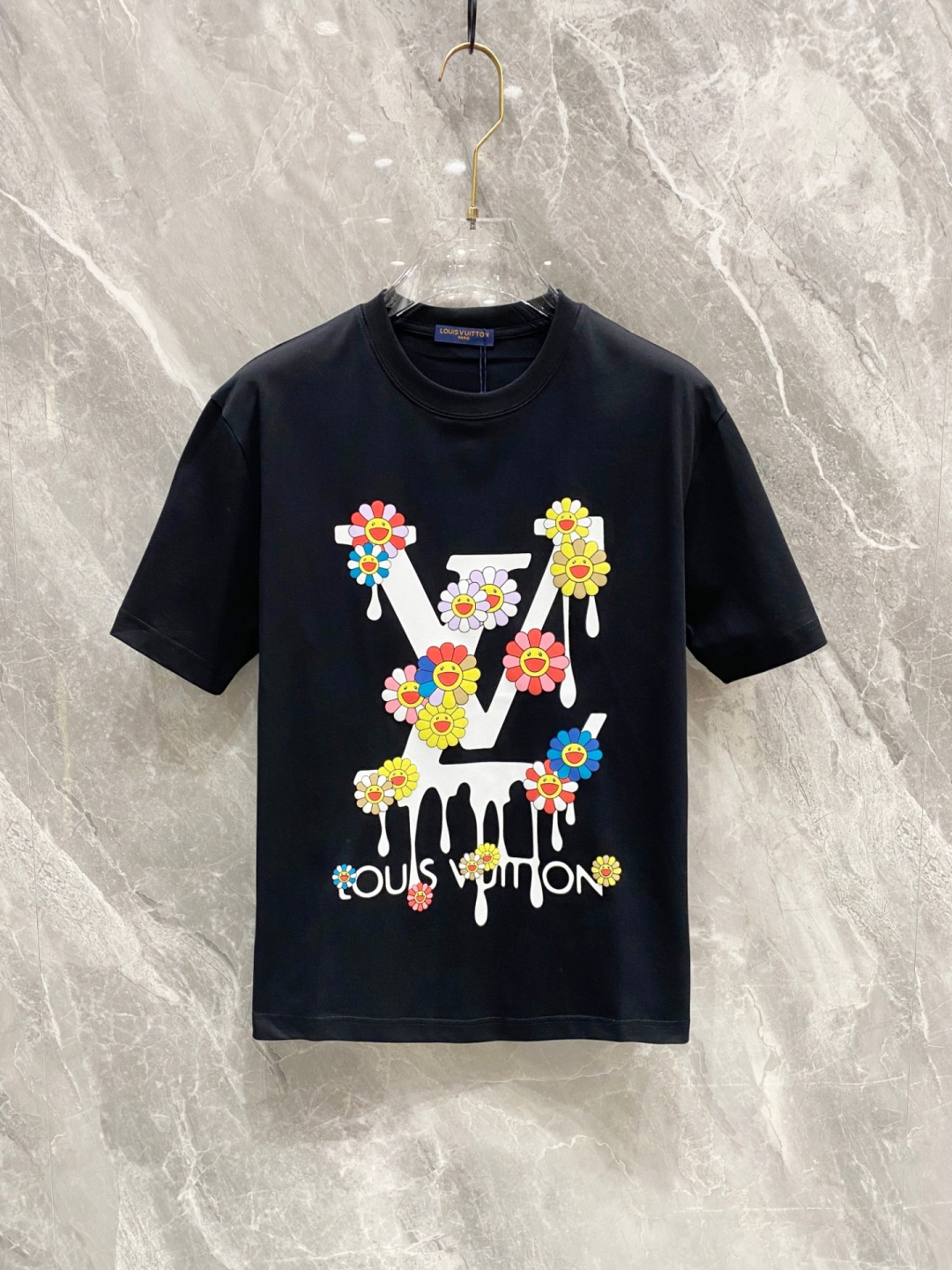 NO:508982,The latest ssLV pure cotton fabric, classic logo, logo, fashionable, simple and trendy short sleeves, the top quality counter original single short sleeves, the top production process imported fabric, the unique design of the counter model, using imported high-end customized fabrics. The official website is on sale!  Excellent fabric size..Black and white M-3XL,,louis vuitton,T-shirt,alexander wang19860909ssLV纯棉最新面料经典标识图案logo时尚简约潮流短袖,最顶级的品质专柜原单短袖,顶级制作工艺进口面料,专柜款独特设计,采用进口高端订制面料.官网在售！面料版型超赞 码数..黑白色 M-3XL,,louis vuitton,T-shirt,alexander wang,Men's clothing