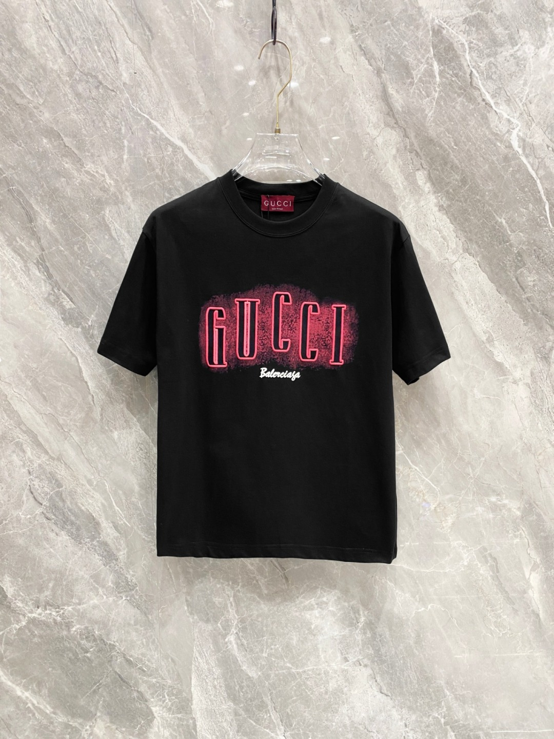 NO:508985,Ss Gucci pure cotton latest fabric classic logo pattern logo fashionable simple trendy short sleeves, top quality counter original single short sleeves, top production craft imported fabrics, unique design of counter style, using imported high-end customized fabrics. The official website is on sale!  Excellent fabric pattern, size..Black and white M-3XL, gucci, T-shirt, alexander wang19860909ss古驰纯棉最新面料经典标识图案logo时尚简约潮流短袖,最顶级的品质专柜原单短袖,顶级制作工艺进口面料,专柜款独特设计,采用进口高端订制面料.官网在售！面料版型超赞 码数..黑白色 M-3XL,,gucci,T-shirt,alexander wang,Men's clothing