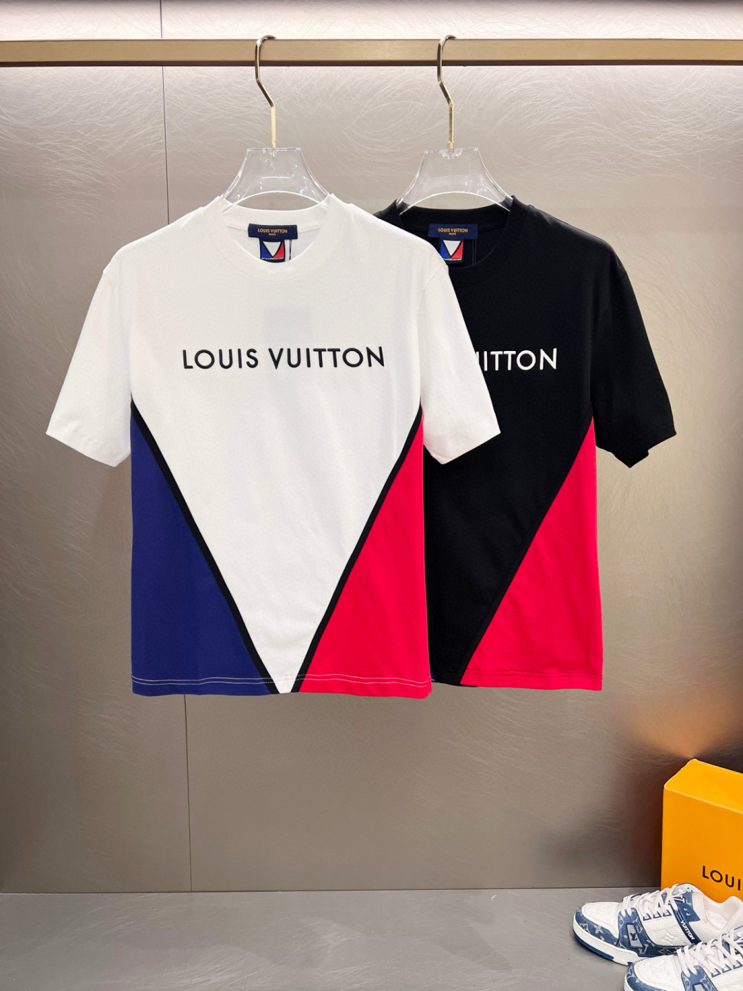 NO:459052,The latest ssLv pure cotton fabric, classic logo, fashionable simple trendy short sleeves, the top quality counter original single short sleeves, the top production process imported fabric, the unique design of the counter model, using imported high-end customized fabrics. The official website is on sale!  Excellent fabric style, size M-3XL, louis vuitton, T-shirt, alexander wang19860909ssLv纯棉最新面料经典标识图案logo时尚简约潮流短袖,最顶级的品质专柜原单短袖,顶级制作工艺进口面料,专柜款独特设计,采用进口高端订制面料.官网在售！面料版型超赞 码数M-3XL,,louis vuitton,T-shirt,alexander wang,Men's clothing