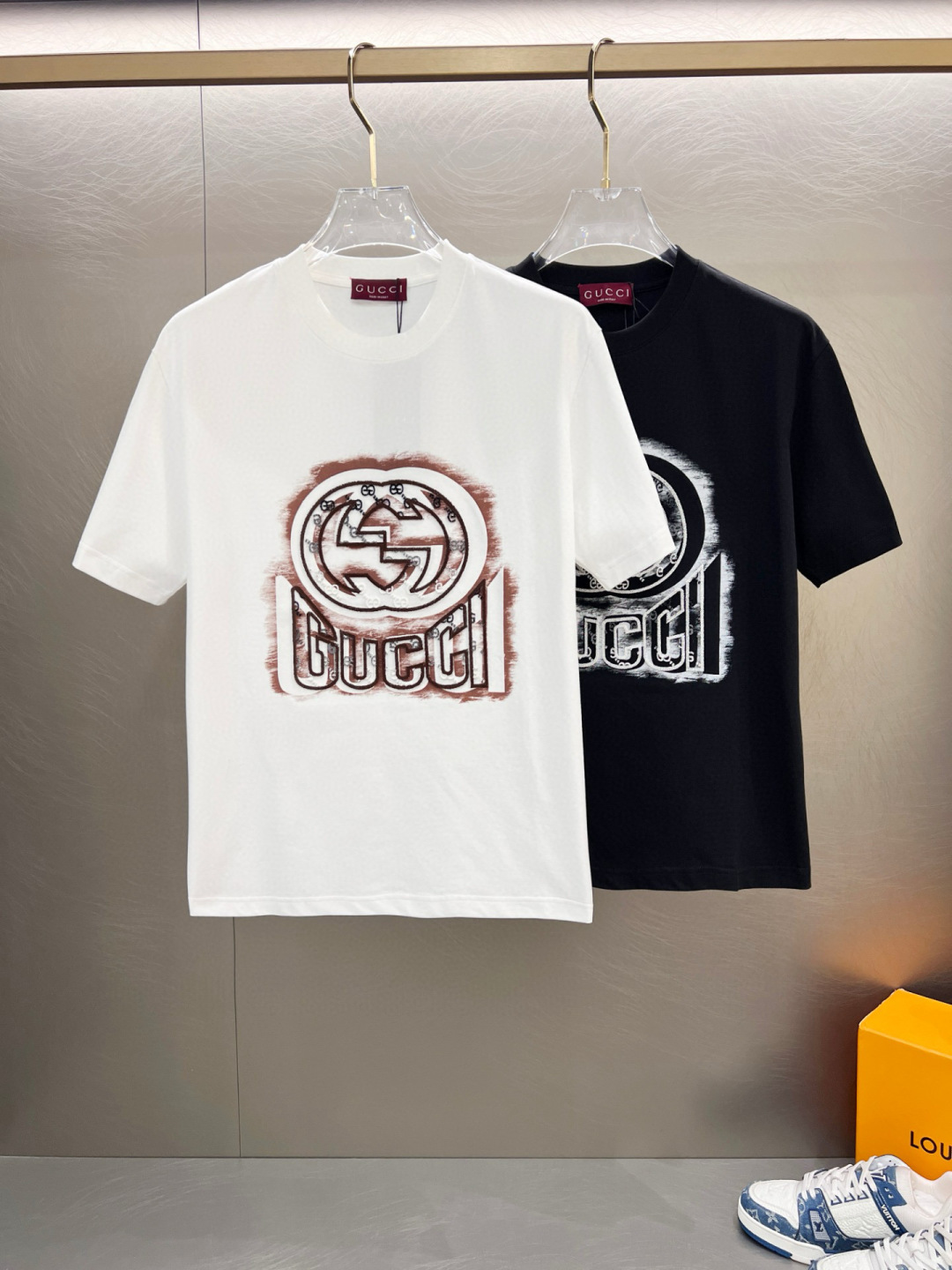 NO:459056,Ss Gucci pure cotton latest fabric classic logo pattern logo fashionable simple trendy short sleeves, top quality counter original single short sleeves, top production craft imported fabrics, unique design of counter style, using imported high-end customized fabrics. The official website is on sale!  Excellent fabric style, size M-3XL, gucci, T-shirt, alexander wang19860909ss古驰纯棉最新面料经典标识图案logo时尚简约潮流短袖,最顶级的品质专柜原单短袖,顶级制作工艺进口面料,专柜款独特设计,采用进口高端订制面料.官网在售！面料版型超赞 码数M-3XL,,gucci,T-shirt,alexander wang,Men's clothing