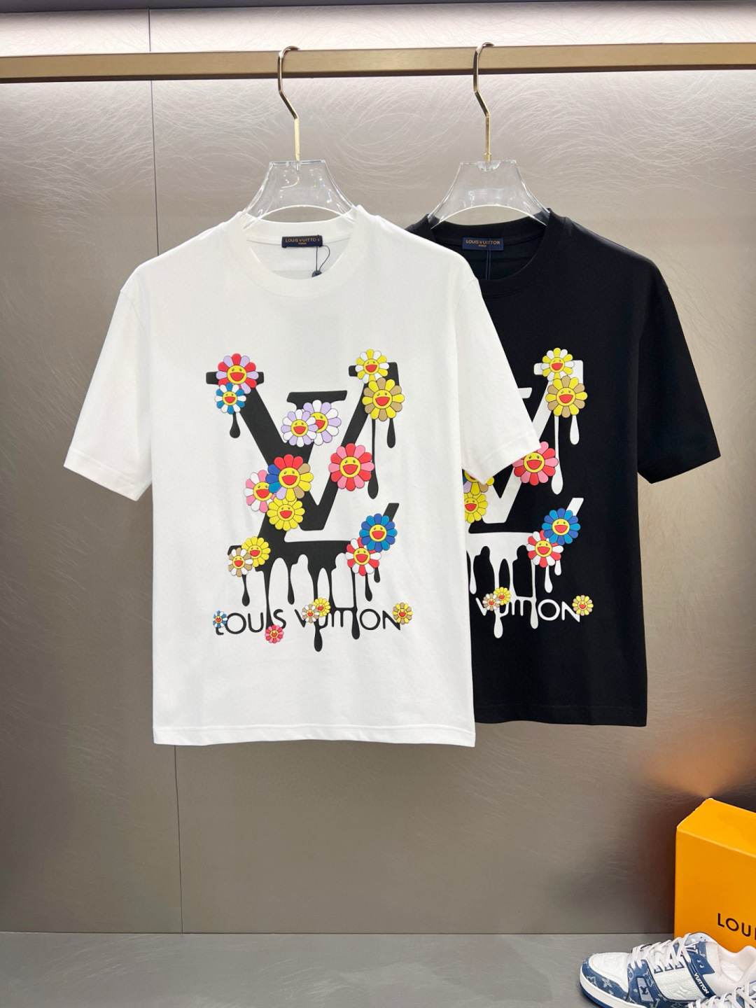 NO:459062,The latest ssLV pure cotton fabric, classic logo, logo, fashionable, simple and trendy short sleeves, the top quality counter original single short sleeves, the top production process imported fabric, the unique design of the counter model, using imported high-end customized fabrics. The official website is on sale!  Excellent fabric style, size M-3XL, louis vuitton, T-shirt, alexander wang19860909ssLV纯棉最新面料经典标识图案logo时尚简约潮流短袖,最顶级的品质专柜原单短袖,顶级制作工艺进口面料,专柜款独特设计,采用进口高端订制面料.官网在售！面料版型超赞 码数M-3XL,,louis vuitton,T-shirt,alexander wang,Men's clothing