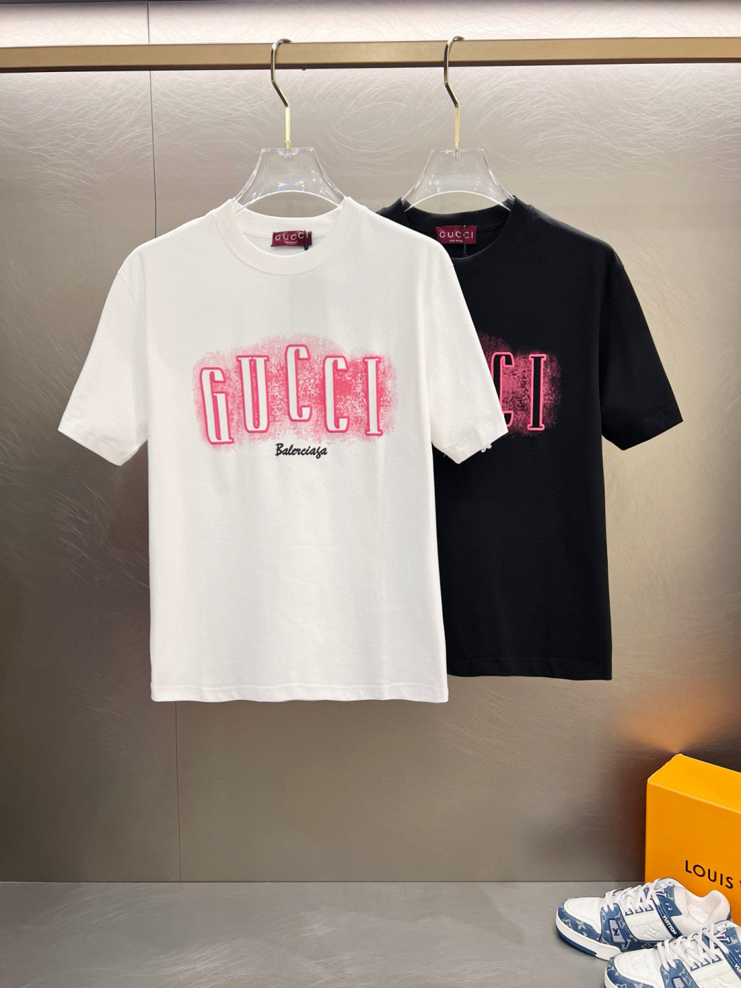 NO:459065,Ss Gucci pure cotton latest fabric classic logo pattern logo fashionable simple trendy short sleeves, top quality counter original single short sleeves, top production craft imported fabrics, unique design of counter style, using imported high-end customized fabrics. The official website is on sale!  Excellent fabric style, size M-3XL, gucci, T-shirt, alexander wang19860909ss古驰纯棉最新面料经典标识图案logo时尚简约潮流短袖,最顶级的品质专柜原单短袖,顶级制作工艺进口面料,专柜款独特设计,采用进口高端订制面料.官网在售！面料版型超赞 码数M-3XL,,gucci,T-shirt,alexander wang,Men's clothing