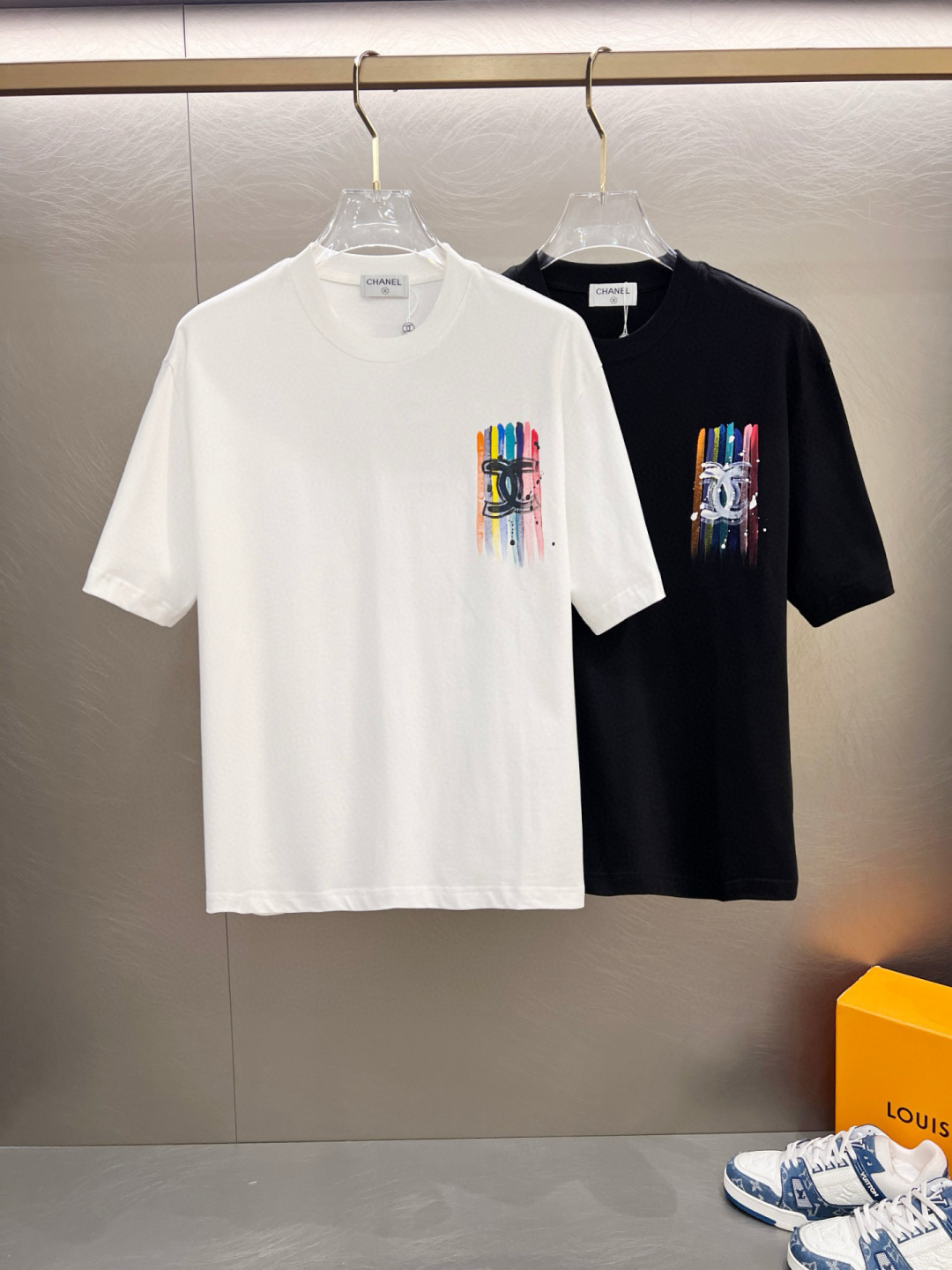 NO:459068,Ss Chanel pure cotton latest fabric, classic logo, logo, fashionable, simple and trendy short sleeves, the top quality counter original single short sleeves, top production craft imported fabrics, unique design of the counter model, using imported high-end customized fabrics. The official website is on sale!  Excellent fabric style, size M-2XL, chanel, T-shirt, alexander wang19860909ss香奈儿纯棉最新面料经典标识图案logo时尚简约潮流短袖,最顶级的品质专柜原单短袖,顶级制作工艺进口面料,专柜款独特设计,采用进口高端订制面料.官网在售！面料版型超赞 码数M-2XL,,chanel,T-shirt,alexander wang,Men's clothing