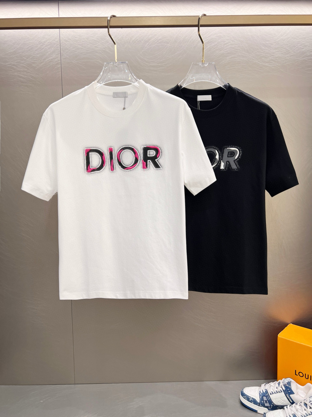 NO:459074,Ss Gucci pure cotton latest fabric classic logo pattern logo fashionable simple trendy short sleeves, top quality counter original single short sleeves, top production craft imported fabrics, unique design of counter style, using imported high-end customized fabrics. The official website is on sale!  Excellent fabric style, size M-3XL, gucci, T-shirt, alexander wang19860909ss古驰纯棉最新面料经典标识图案logo时尚简约潮流短袖,最顶级的品质专柜原单短袖,顶级制作工艺进口面料,专柜款独特设计,采用进口高端订制面料.官网在售！面料版型超赞 码数M-3XL,,gucci,T-shirt,alexander wang,Men's clothing