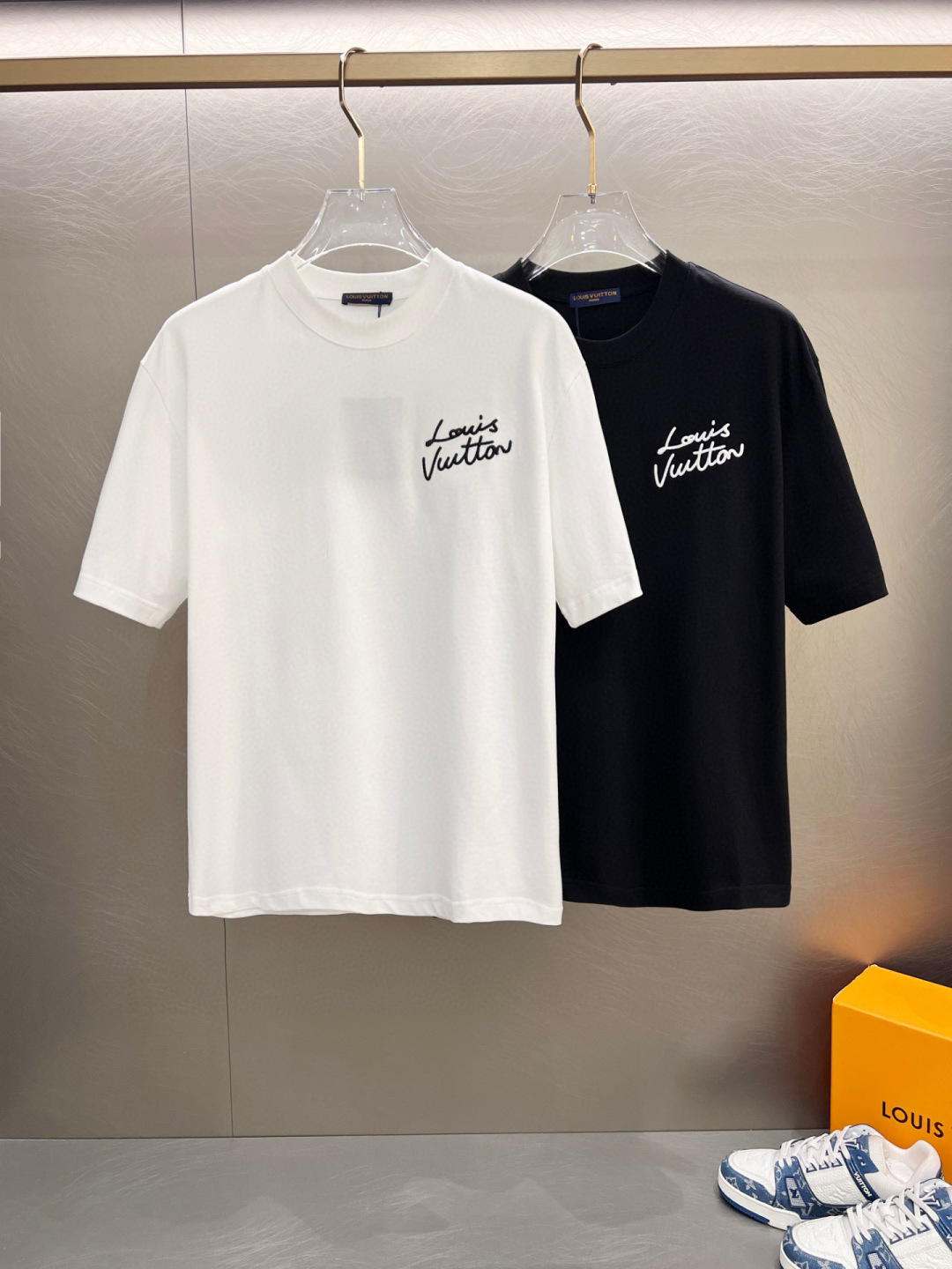 NO:459055,The latest ssLV pure cotton fabric, classic logo, logo, fashionable, simple and trendy short sleeves, the top quality counter original single short sleeves, the top production process imported fabric, the unique design of the counter model, using imported high-end customized fabrics. The official website is on sale!  Excellent fabric style, size M-3XL, louis vuitton, T-shirt, alexander wang19860909ssLV纯棉最新面料经典标识图案logo时尚简约潮流短袖,最顶级的品质专柜原单短袖,顶级制作工艺进口面料,专柜款独特设计,采用进口高端订制面料.官网在售！面料版型超赞 码数M-3XL,,louis vuitton,T-shirt,alexander wang,Men's clothing