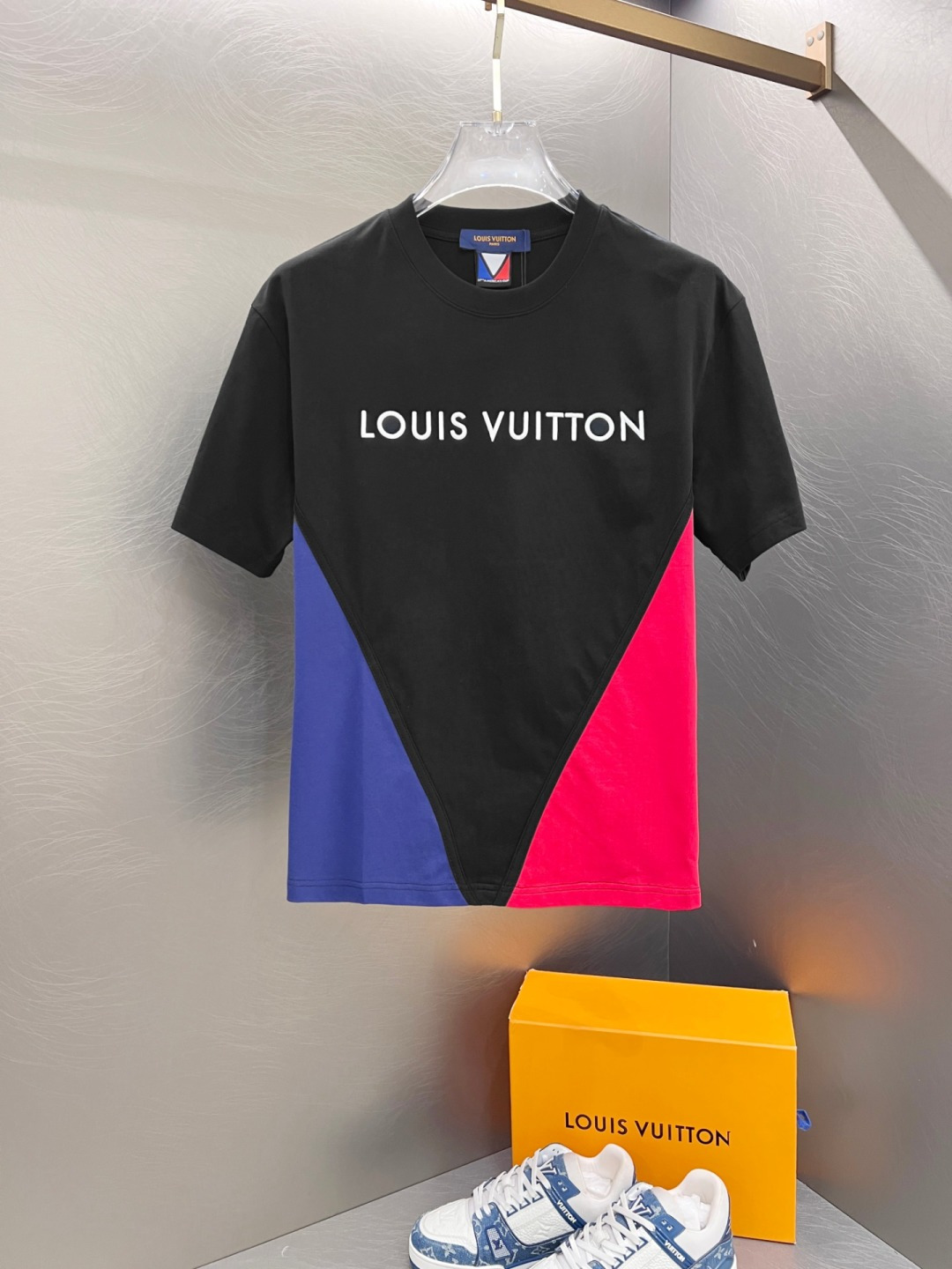 NO:459049,The latest ssLV pure cotton fabric, classic logo, logo, fashionable, simple and trendy short sleeves, the top quality counter original single short sleeves, the top production process imported fabric, the unique design of the counter model, using imported high-end customized fabrics. The official website is on sale!  Excellent fabric style, size M-3XL, louis vuitton, T-shirt, alexander wang19860909ssLV纯棉最新面料经典标识图案logo时尚简约潮流短袖,最顶级的品质专柜原单短袖,顶级制作工艺进口面料,专柜款独特设计,采用进口高端订制面料.官网在售！面料版型超赞 码数M-3XL,,louis vuitton,T-shirt,alexander wang,Men's clothing