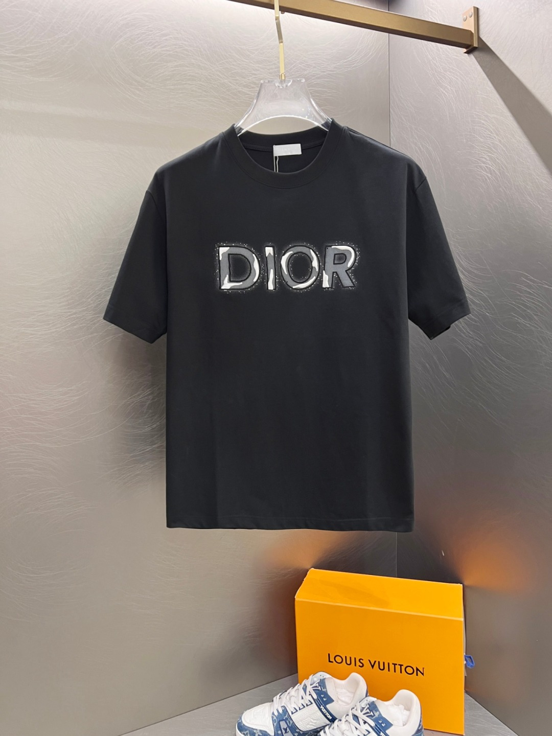 NO:459071,Ss Dior pure cotton latest fabric, classic logo, logo, fashionable, simple and trendy short sleeves, the top quality counter original single short sleeves, top production craft imported fabrics, unique design of the counter model, using imported high-end customized fabrics. The official website is on sale!  Excellent fabric style, size M-3XL, dior, T-shirt, alexander wang19860909ss迪奥纯棉最新面料经典标识图案logo时尚简约潮流短袖,最顶级的品质专柜原单短袖,顶级制作工艺进口面料,专柜款独特设计,采用进口高端订制面料.官网在售！面料版型超赞 码数M-3XL,,dior,T-shirt,alexander wang,Men's clothing