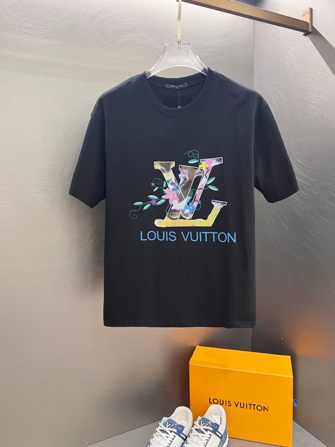 ssLv纯棉最新面料（最高版本）经典标识图案logo时尚简约潮流短袖，最顶级的品质专柜原单短袖，顶级制作