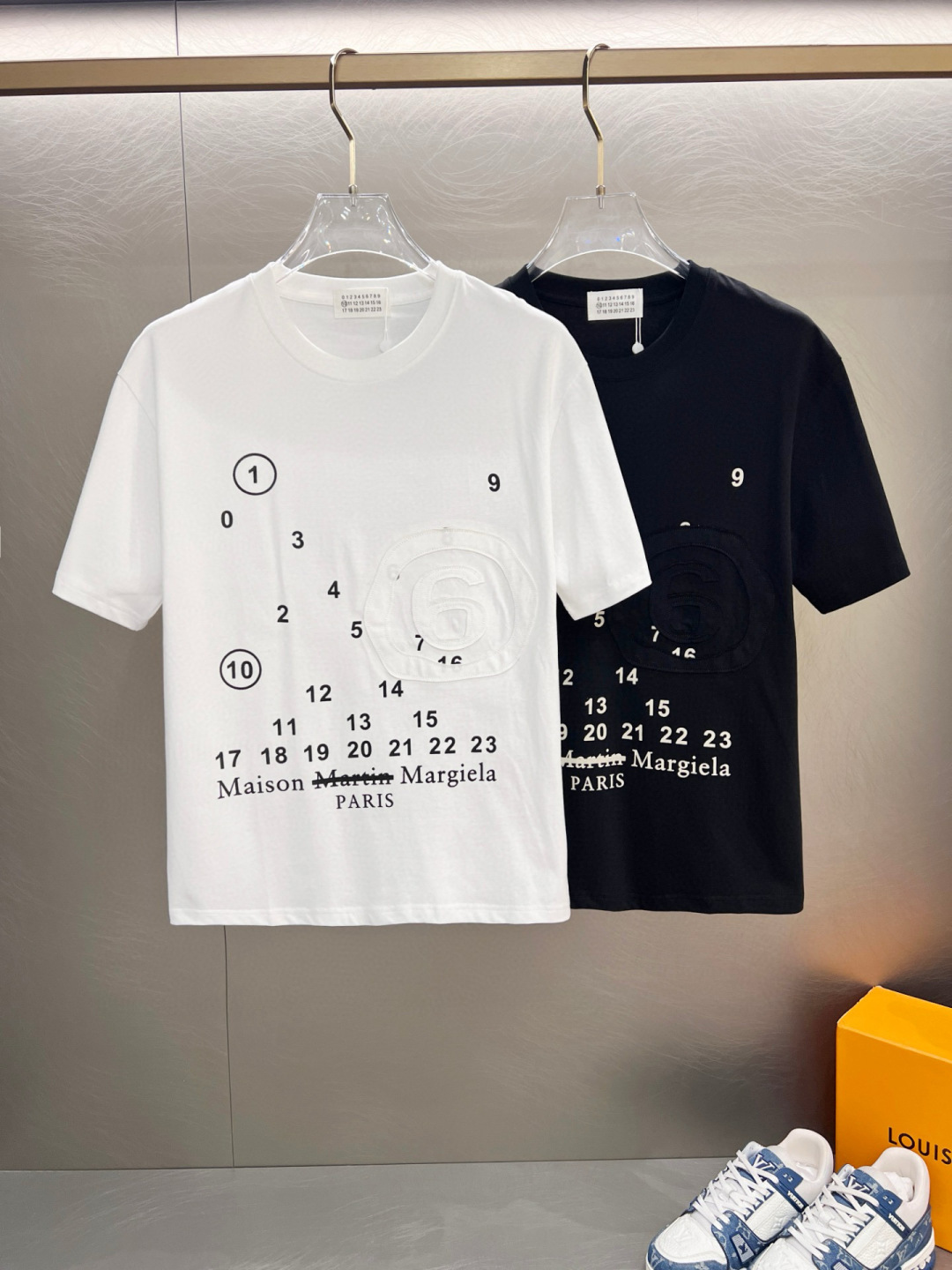 NO:509631,Ss Majila pure cotton latest fabric (highest version) classic logo pattern logo fashionable simple trendy short sleeves, top quality counter original single short sleeves, top production craft imported fabrics, unique design of counter style, using imported high-end customized fabrics. The official website is on sale!  Excellent fabric pattern, size..Black and white M-3XL,,masion margiela,T-shirt,alexander wang19860909ss马吉拉纯棉最新面料（最高版本）经典标识图案logo时尚简约潮流短袖,最顶级的品质专柜原单短袖,顶级制作工艺进口面料,专柜款独特设计,采用进口高端订制面料.官网在售！面料版型超赞 码数..黑白色 M-3XL,,masion margiela,T-shirt,alexander wang,Men's clothing