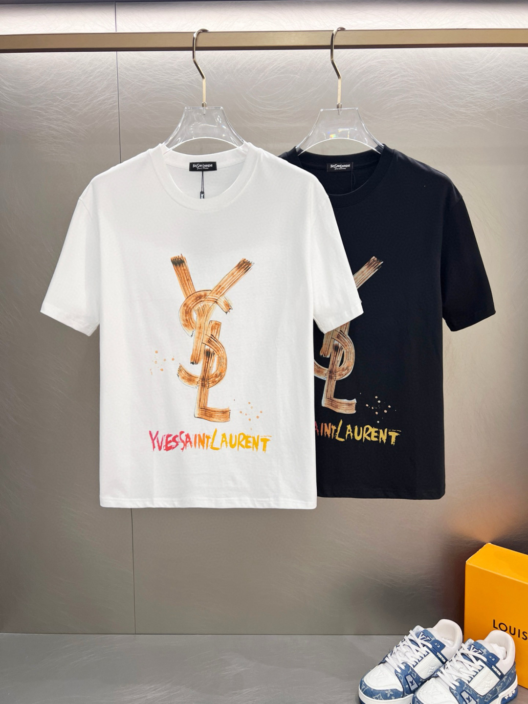 NO:509634,Ss Saint Laurent pure cotton latest fabric (highest version) classic logo pattern logo fashionable simple trendy short sleeves, top quality counter original single short sleeves, top production craft imported fabrics, unique design of counter style, using imported high-end customized fabrics. The official website is on sale!  Excellent fabric pattern, size..Black and white M-3XL,,saint laurent,T-shirt,alexander wang19860909ss圣罗兰纯棉最新面料（最高版本）经典标识图案logo时尚简约潮流短袖,最顶级的品质专柜原单短袖,顶级制作工艺进口面料,专柜款独特设计,采用进口高端订制面料.官网在售！面料版型超赞 码数..黑白色 M-3XL,,saint laurent,T-shirt,alexander wang,Men's clothing