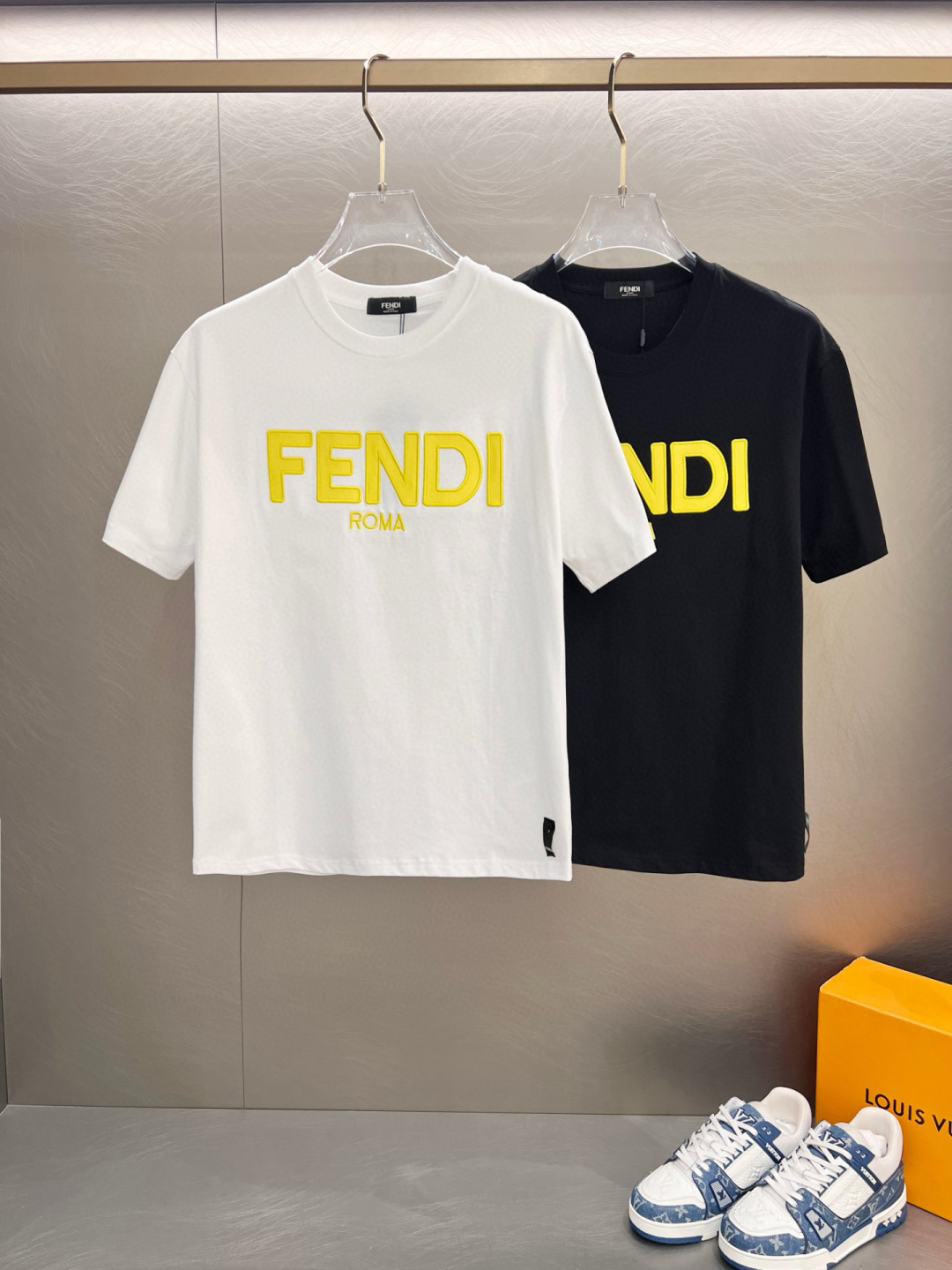 NO:509637,Ss Fendi pure cotton latest fabric (highest version) classic logo pattern logo fashionable simple trendy short sleeves, top quality counter original single short sleeves, top production craft imported fabrics, unique design of counter style, using imported high-end customized fabrics. The official website is on sale!  Excellent fabric pattern, size..Black and white M-3XL,,fendi,T-shirt,alexander wang19860909ss芬迪纯棉最新面料（最高版本）经典标识图案logo时尚简约潮流短袖,最顶级的品质专柜原单短袖,顶级制作工艺进口面料,专柜款独特设计,采用进口高端订制面料.官网在售！面料版型超赞 码数..黑白色 M-3XL,,fendi,T-shirt,alexander wang,Men's clothing