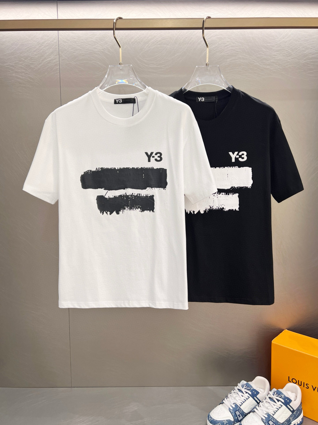 NO:509640,The latest ssY3 pure cotton fabric (highest version) classic logo pattern logo fashionable simple trendy short sleeves, the top quality counter original single short sleeves, the top production process imported fabric, the unique design of the counter model, using imported high-end customized fabrics. The official website is on sale!  Excellent fabric fit, size..Black and white M-3XL, T-shirt,alexander wang19860909ssY3纯棉最新面料（最高版本）经典标识图案logo时尚简约潮流短袖,最顶级的品质专柜原单短袖,顶级制作工艺进口面料,专柜款独特设计,采用进口高端订制面料.官网在售！面料版型超赞 码数..黑白色 M-3XL,,T-shirt,alexander wang,Men's clothing