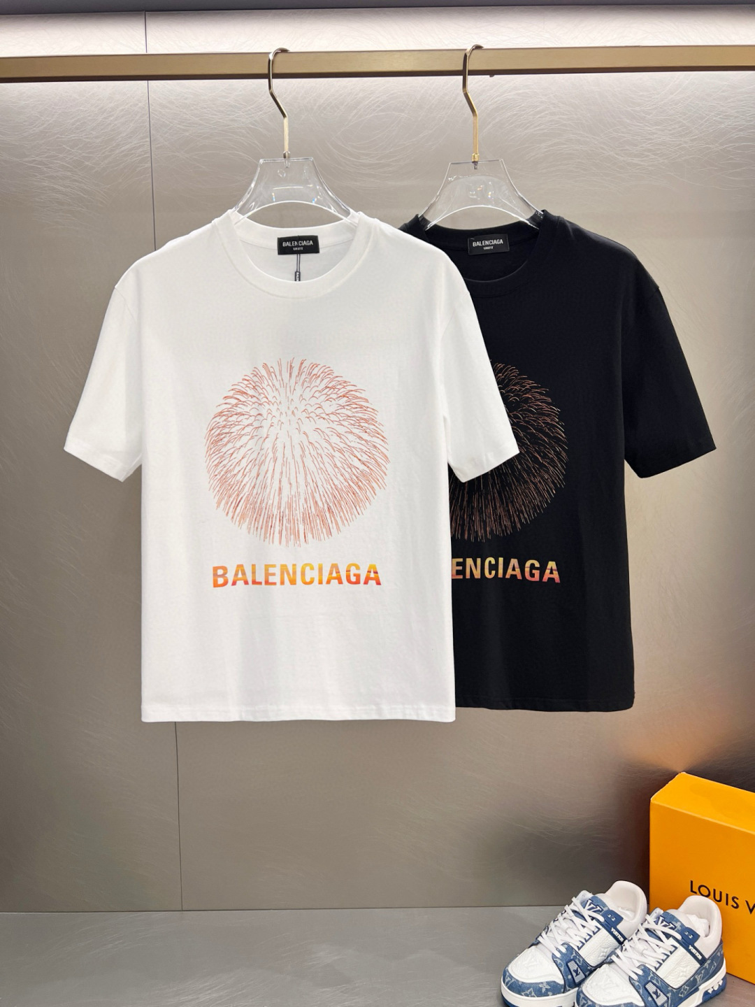 NO:509629,Ss Balenciaga pure cotton latest fabric (highest version) classic logo pattern logo fashionable simple trendy short sleeves, top quality counter original single short sleeves, top production craft imported fabrics, unique design of counter style, using imported high-end customized fabrics. The official website is on sale!  Excellent fabric fit, size..Black and white M-3XL,,balenciaga,T-shirt,alexander wang19860909ss巴黎世家纯棉最新面料（最高版本）经典标识图案logo时尚简约潮流短袖,最顶级的品质专柜原单短袖,顶级制作工艺进口面料,专柜款独特设计,采用进口高端订制面料.官网在售！面料版型超赞 码数..黑白色 M-3XL,,balenciaga,T-shirt,alexander wang,Men's clothing