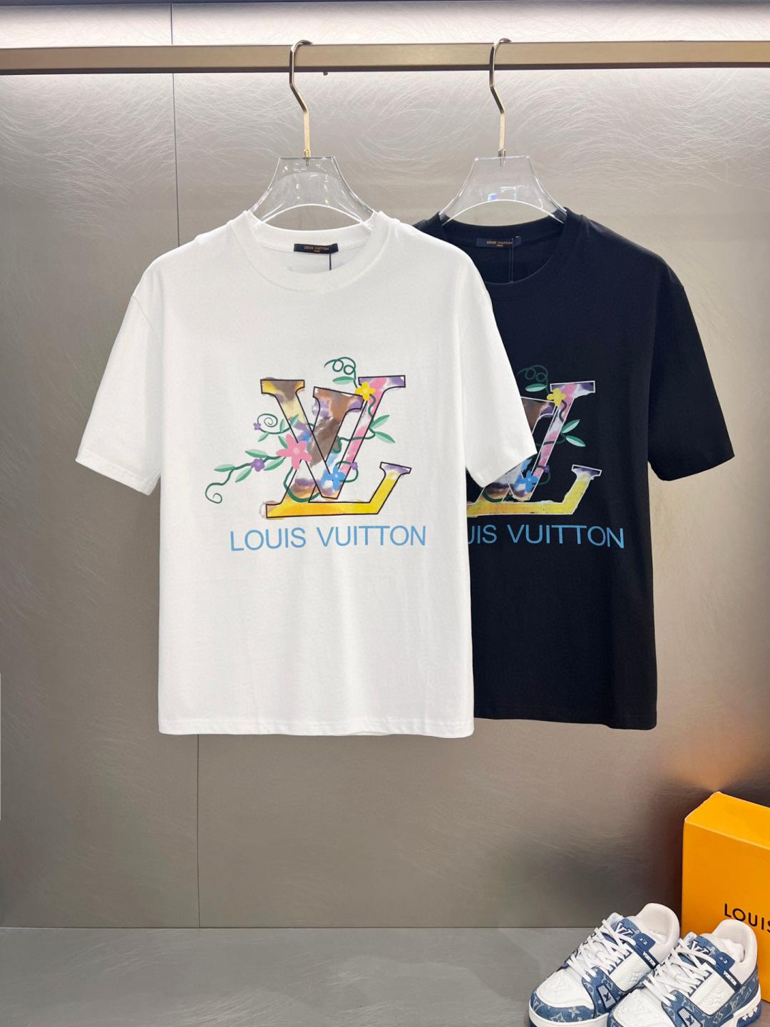 NO:509626,The latest ssLv pure cotton fabric (highest version) classic logo pattern logo fashionable simple trendy short sleeves, the top quality counter original single short sleeves, the top production process imported fabric, the unique design of the counter model, using imported high-end customized fabrics. The official website is on sale!  Excellent fabric size..Black and white M-3XL,,louis vuitton,T-shirt,alexander wang19860909ssLv纯棉最新面料（最高版本）经典标识图案logo时尚简约潮流短袖,最顶级的品质专柜原单短袖,顶级制作工艺进口面料,专柜款独特设计,采用进口高端订制面料.官网在售！面料版型超赞 码数..黑白色 M-3XL,,louis vuitton,T-shirt,alexander wang,Men's clothing