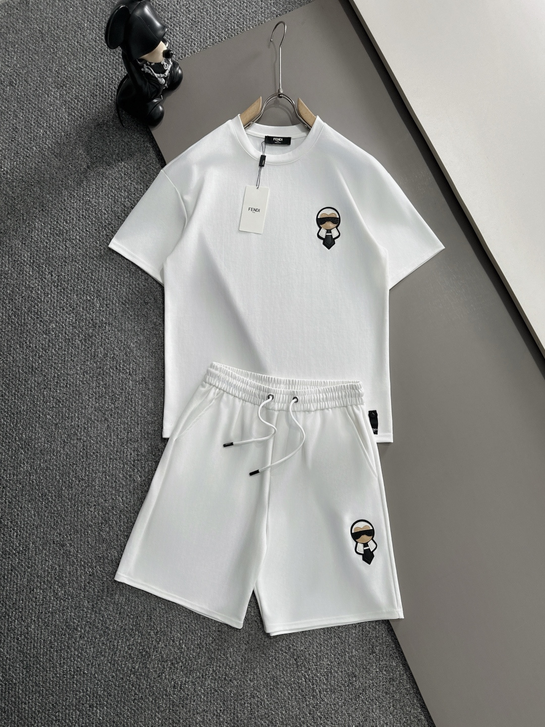 NO:162059,Fendi high-end customization 2025 spring and summer new first-time counter latest short-sleeved shorts casual suit high-end customization design avant-garde and fashionable!  Brand logo heavy craftsmanship design, high-end customized pure cotton fabric, soft feel, comfortable to wear, exquisite counter-level car line, fine workmanship, invincible and handsome upper body effect!  A must-have item for handsome men!  Code number M-3XL, fendi, fendi, shorts, T-shirt, alexander wang19860909芬迪 Fendi 高端定制 2025春夏新款首发专柜最新款短袖短裤休闲套装 高端订制 设计前卫时尚！品牌logo重工艺设计 高端定制纯棉面料.手感柔软.穿着舒适.专柜级别精致车线.做工精细.上身效果无敌帅气！型男必备单品！ 码数M-3XL,,fendi,fendi,shorts,T-shirt,alexander wang,Men's clothing