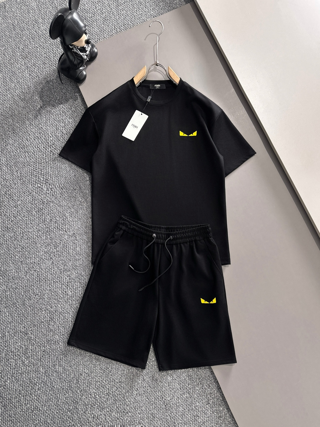 NO:162064,Fendi high-end customization 2025 spring and summer new first-time counter latest short-sleeved shorts casual suit high-end customization design avant-garde and fashionable!  Brand logo heavy craftsmanship design, high-end customized pure cotton fabric, soft feel, comfortable to wear, exquisite counter-level car line, fine workmanship, invincible and handsome upper body effect!  A must-have item for handsome men!  Code number M-3XL, fendi, fendi, shorts, T-shirt, alexander wang19860909芬迪 Fendi 高端定制 2025春夏新款首发专柜最新款短袖短裤休闲套装 高端订制 设计前卫时尚！品牌logo重工艺设计 高端定制纯棉面料.手感柔软.穿着舒适.专柜级别精致车线.做工精细.上身效果无敌帅气！型男必备单品！ 码数M-3XL,,fendi,fendi,shorts,T-shirt,alexander wang,Men's clothing