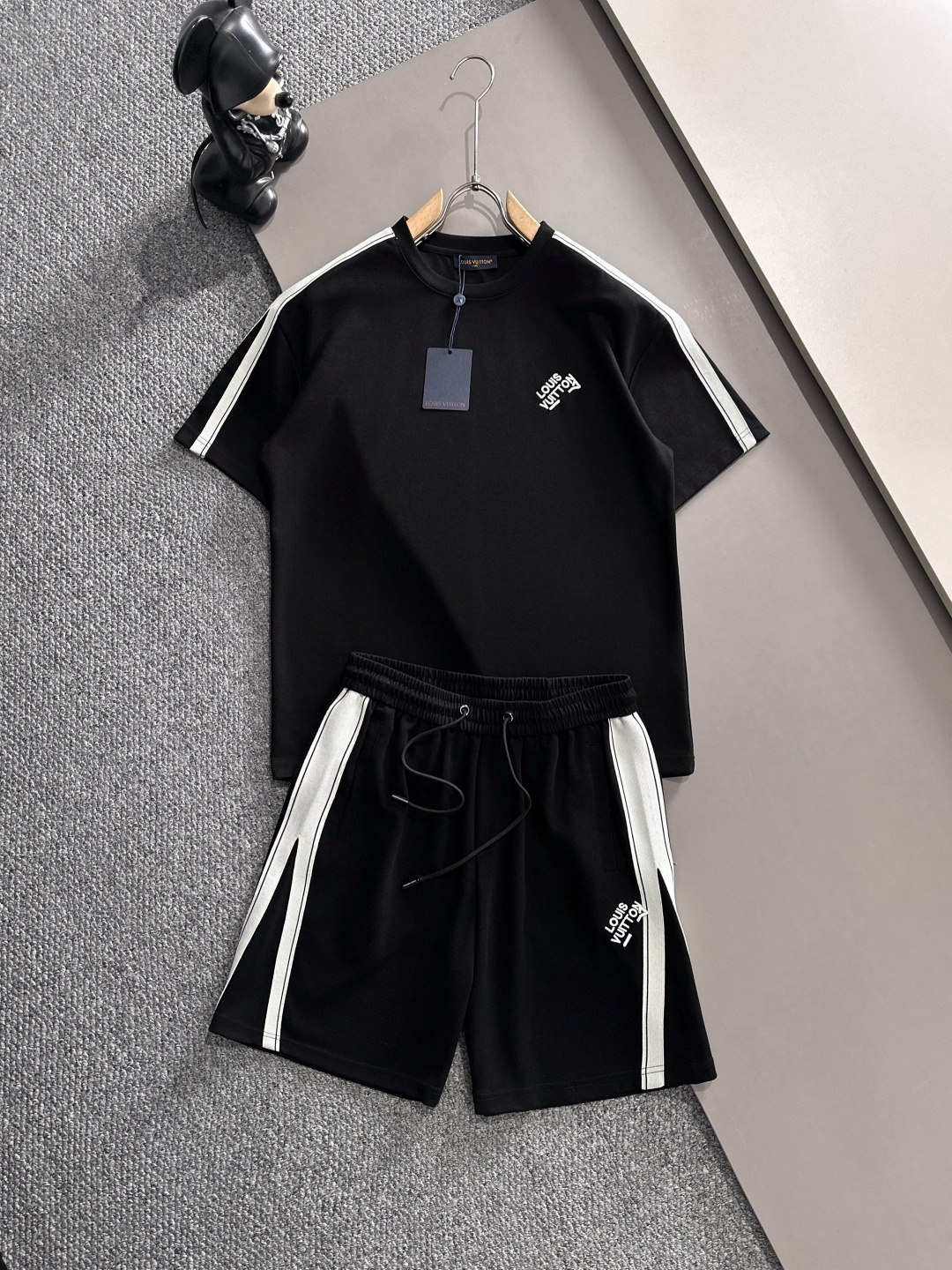 NO:162053,Lv high-end customization 2025 spring and summer new first-time counter latest short-sleeved shorts casual suit high-end customization design avant-garde and fashionable!  Brand logo heavy craftsmanship design, high-end customized pure cotton fabric, soft feel, comfortable to wear, exquisite counter-level car line, fine workmanship, invincible and handsome upper body effect!  A must-have item for handsome men!  Code number M-3XL, louis vuitton, shorts, T-shirt, alexander wang19860909Lv高端定制 2025春夏新款首发专柜最新款短袖短裤休闲套装 高端订制 设计前卫时尚！品牌logo重工艺设计 高端定制纯棉面料.手感柔软.穿着舒适.专柜级别精致车线.做工精细.上身效果无敌帅气！型男必备单品！ 码数M-3XL,,louis vuitton,shorts,T-shirt,alexander wang,Men's clothing