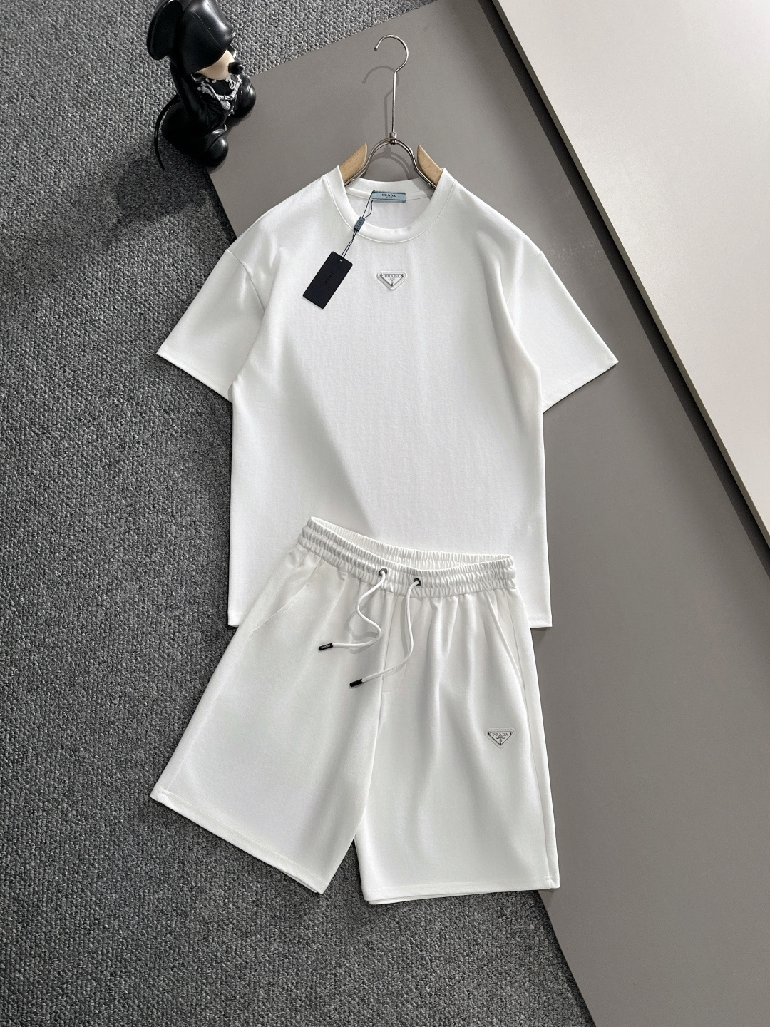 NO:162055,Prada high-end customization, the new 2025 spring and summer new first-time counter latest short-sleeved shorts casual suit, high-end customization, avant-garde and fashionable design!  Brand logo heavy craftsmanship design, high-end customized pure cotton fabric, soft feel, comfortable to wear, exquisite counter-level car line, fine workmanship, invincible and handsome upper body effect!  A must-have item for handsome men!  Code number M-3XL, prada, shorts, T-shirt, alexander wang19860909普拉达高端定制 2025春夏新款首发专柜最新款短袖短裤休闲套装 高端订制 设计前卫时尚！品牌logo重工艺设计 高端定制纯棉面料.手感柔软.穿着舒适.专柜级别精致车线.做工精细.上身效果无敌帅气！型男必备单品！ 码数M-3XL,,prada,shorts,T-shirt,alexander wang,Men's clothing