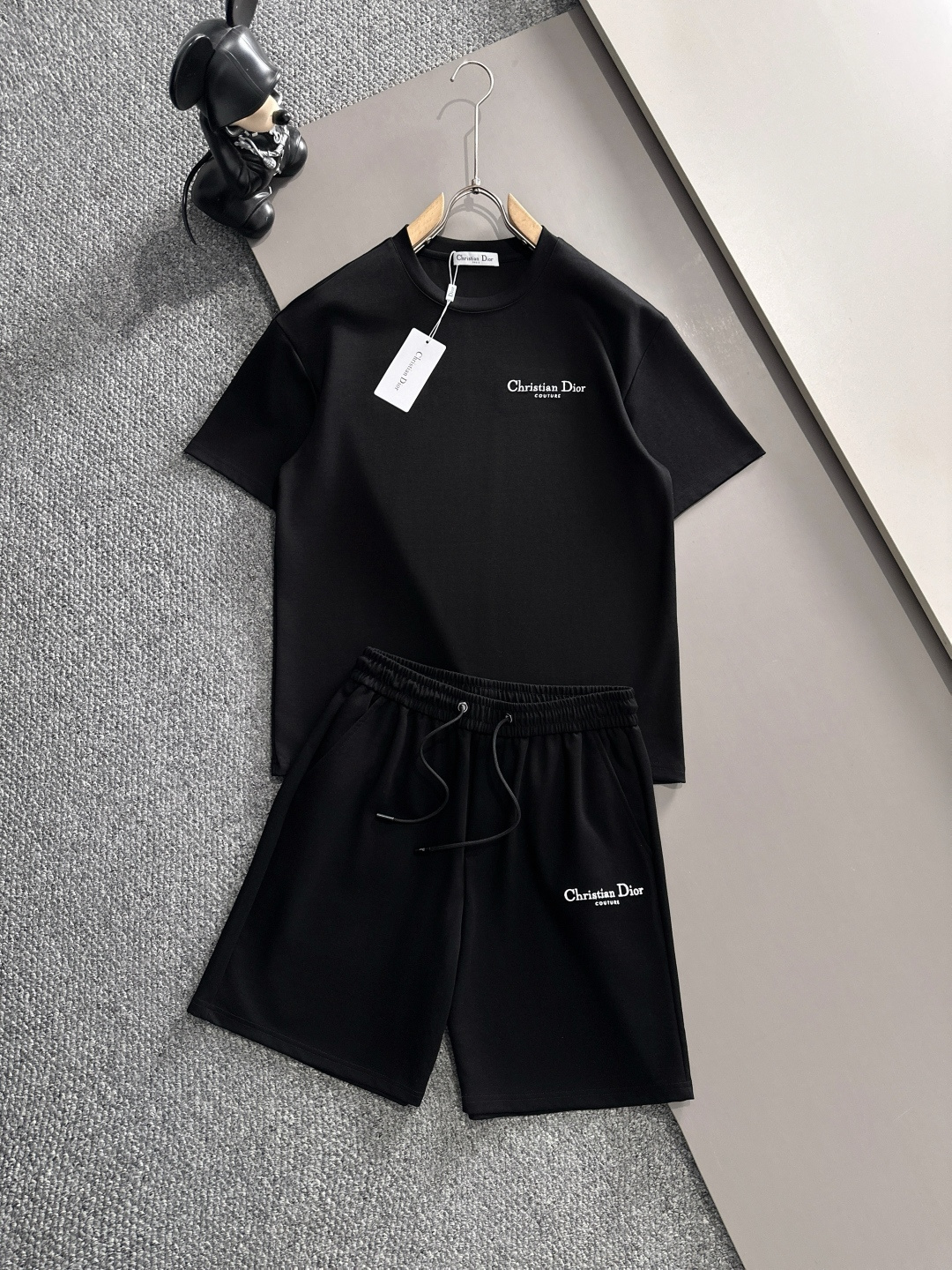 NO:162057,Dior high-end customization 2025 spring and summer new first-time counter latest short-sleeved shorts casual suit, high-end customization, avant-garde and fashionable design!  Brand logo heavy craftsmanship design, high-end customized pure cotton fabric, soft feel, comfortable to wear, exquisite counter-level car line, fine workmanship, invincible and handsome upper body effect!  A must-have item for handsome men!  Code number M-3XL, dior, shorts, T-shirt, alexander wang19860909迪奥高端定制 2025春夏新款首发专柜最新款短袖短裤休闲套装 高端订制 设计前卫时尚！品牌logo重工艺设计 高端定制纯棉面料.手感柔软.穿着舒适.专柜级别精致车线.做工精细.上身效果无敌帅气！型男必备单品！ 码数M-3XL,,dior,shorts,T-shirt,alexander wang,Men's clothing