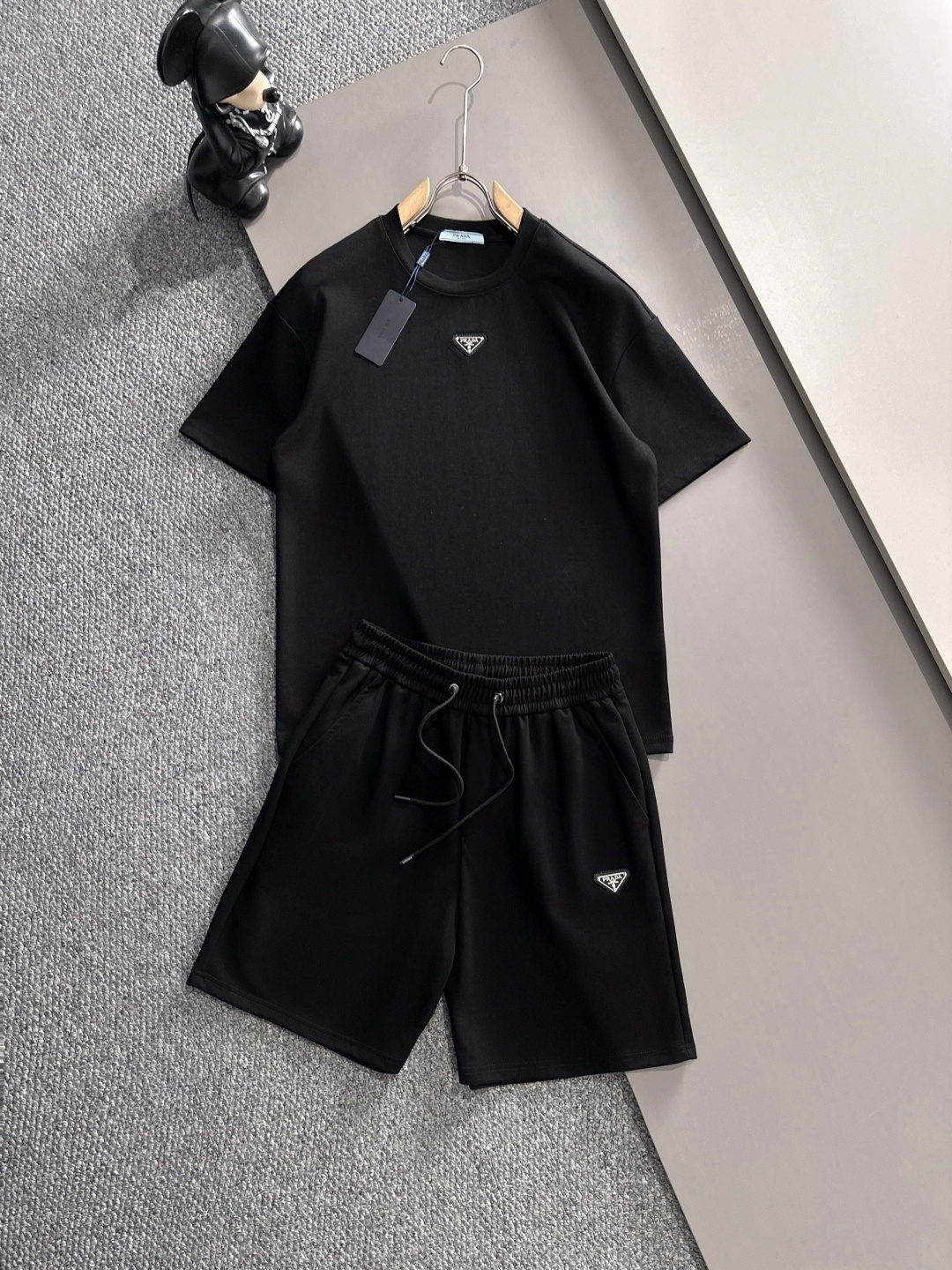 NO:162066,Prada high-end customization, the new 2025 spring and summer new first-time counter latest short-sleeved shorts casual suit, high-end customization, avant-garde and fashionable design!  Brand logo heavy craftsmanship design, high-end customized pure cotton fabric, soft feel, comfortable to wear, exquisite counter-level car line, fine workmanship, invincible and handsome upper body effect!  A must-have item for handsome men!  Code number M-3XL, prada, shorts, T-shirt, alexander wang19860909普拉达高端定制 2025春夏新款首发专柜最新款短袖短裤休闲套装 高端订制 设计前卫时尚！品牌logo重工艺设计 高端定制纯棉面料.手感柔软.穿着舒适.专柜级别精致车线.做工精细.上身效果无敌帅气！型男必备单品！ 码数M-3XL,,prada,shorts,T-shirt,alexander wang,Men's clothing