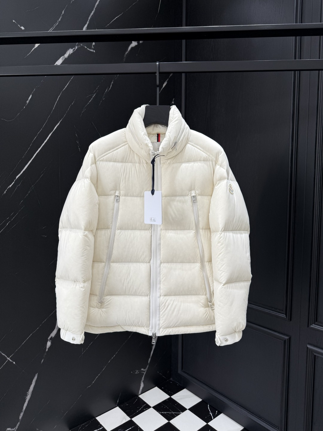 NO:520361,2025 autumn and winter new original 1:1 custom hardware accessories are fully imported and customized. Welcome to the counter comparison. Absolutely high quality. Use top-grade 95 white duck down. Super soft. Flush and full. Super heavy fabric has a perfect fit. Pay attention to the super comfortable fabric. Exclusive model. Non-market goods. Size 12345 for men and women. Alexander wang.198609092025秋冬新款原版1:1订制五金配件全进口原版定制 欢迎专柜对比 绝对的高品质 采用顶级95白鸭绒 超柔软 充羽量蓬松饱满 超级重面料做工杠杠的版型完美 注意面料超舒服 独家款 非市场货 男女同款尺码12345,,alexander wang,Men's clothing