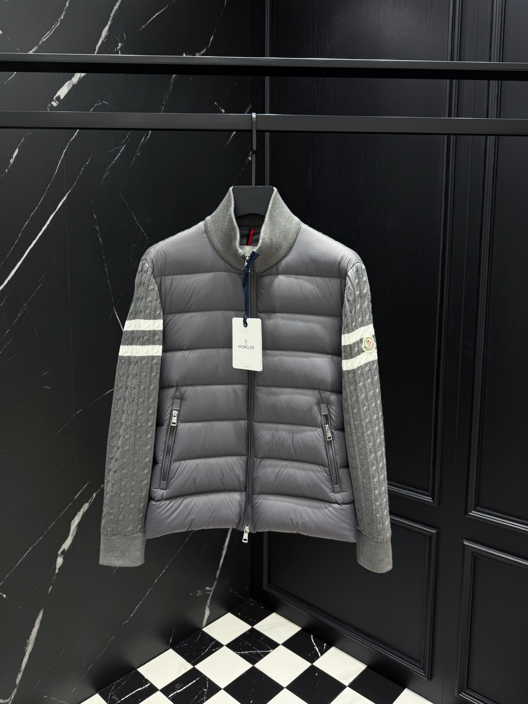 NO:628839,2025 autumn and winter new style (down jacket and knitted) original 1:1 customized hardware accessories are all imported and original customization. Welcome to compare at the counter. Absolutely high quality. Made of top-grade 95 white duck down. Super soft and fluffy. Super heavy fabrics with perfect workmanship. Pay attention to the fabrics are super comfortable. Exclusive model. Non-market goods. Same size for men and women. 12345, down jacket, alexander wang198609092025秋冬新款（羽绒服拼针织）原版1:1订制五金配件全进口原版定制 欢迎专柜对比 绝对的高品质 采用顶级95白鸭绒 超柔软 充羽量蓬松饱满 超级重面料做工杠杠的版型完美 注意面料超舒服 独家款 非市场货 男女同款尺码12345,,down jacket,alexander wang,Men's clothing