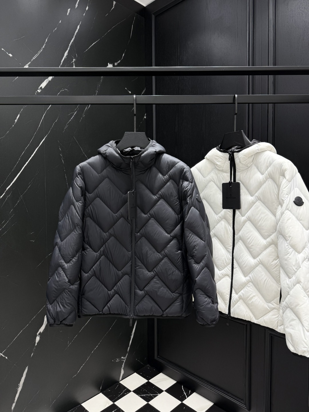 NO:520388,Down 2025 autumn and winter new original 1:1 custom hardware accessories fully imported original customization Welcome to counter comparison Absolutely high quality Use top-grade 95 white duck down Super soft Feather filling fluffy and plump Super heavy fabric with a perfect fit and a perfect fit. Pay attention to the super comfortable fabric. Exclusive model Non-market goods. Size of men and women. 12345, down jacket, alexander wang19860909羽绒 2025秋冬新款原版1:1订制五金配件全进口原版定制 欢迎专柜对比 绝对的高品质 采用顶级95白鸭绒 超柔软 充羽量蓬松饱满 超级重面料做工杠杠的版型完美 注意面料超舒服 独家款 非市场货 男女同款尺码12345,,down jacket,alexander wang,Men's clothing