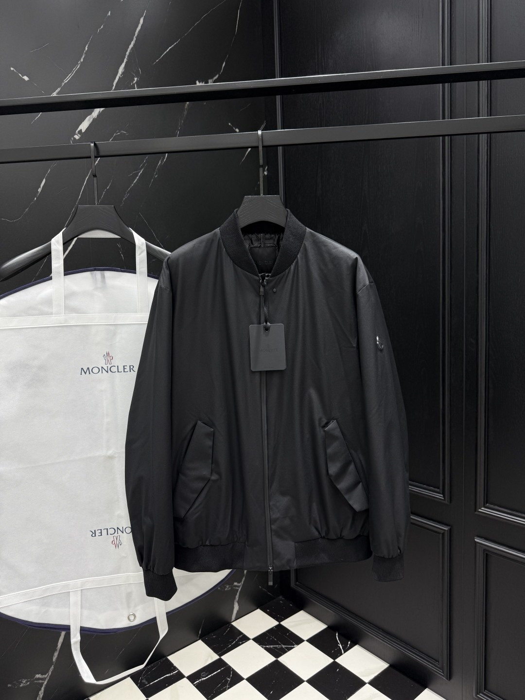 NO:571737,Down 2025 autumn and winter new original 1:1 customized hardware accessories are all imported and original customized. Counter comparisons are welcome. Absolutely high quality. Use top-grade 95 white duck down. Super soft. Filled with feathers and fluffy. Super heavy fabrics with perfect workmanship. Pay attention to the fabrics are super comfortable. Exclusive model. Non-market goods. Same size for men and women. 12345, down jacket, alexander wang19860909羽绒 2025秋冬新款原版1:1订制五金配件全进口原版定制 欢迎专柜对比 绝对的高品质 采用顶级95白鸭绒 超柔软 充羽量蓬松饱满 超级重面料做工杠杠的版型完美 注意面料超舒服 独家款 非市场货 男女同款尺码12345,,down jacket,alexander wang,Men's clothing