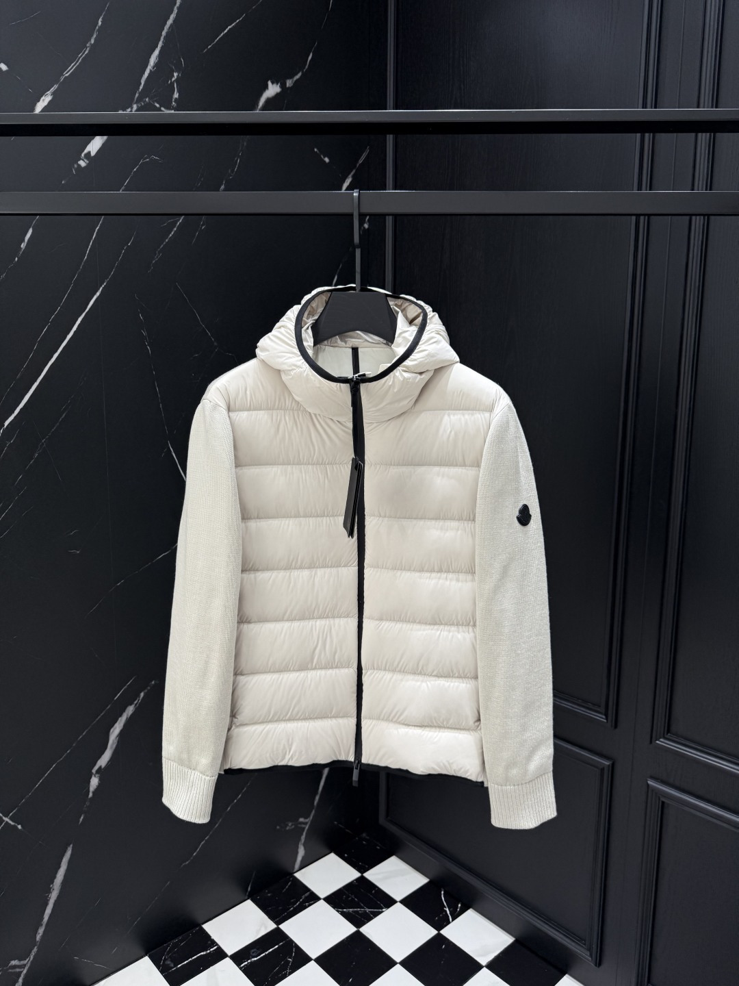NO:628797,2025 autumn and winter new style (down jacket and knitted) original 1:1 customized hardware accessories are all imported and original customization. Welcome to compare at the counter. Absolutely high quality. Made of top-grade 95 white duck down. Super soft and fluffy. Super heavy fabrics with perfect workmanship. Pay attention to the fabrics are super comfortable. Exclusive model. Non-market goods. Same size for men and women. 12345, down jacket, alexander wang198609092025秋冬新款（羽绒服拼针织）原版1:1订制五金配件全进口原版定制 欢迎专柜对比 绝对的高品质 采用顶级95白鸭绒 超柔软 充羽量蓬松饱满 超级重面料做工杠杠的版型完美 注意面料超舒服 独家款 非市场货 男女同款尺码12345,,down jacket,alexander wang,Men's clothing