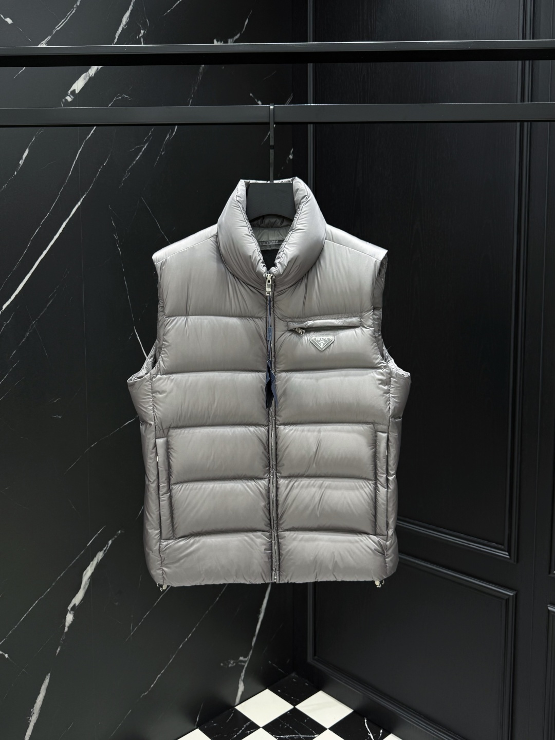 NO:520411,Down 2025 autumn and winter new original 1:1 custom hardware accessories are fully imported and customized. Welcome to counter comparison. Absolutely high quality. Use top-grade 95 white duck down. Super soft. Flush and full. Super heavy fabric has a perfect fit. Pay attention to the super comfortable fabric. Exclusive model. Non-market goods. Size M for men and women. ~XXXL,, down jacket, alexander wang.19860909羽绒 2025秋冬新款原版1:1订制五金配件全进口原版定制 欢迎专柜对比 绝对的高品质 采用顶级95白鸭绒 超柔软 充羽量蓬松饱满 超级重面料做工杠杠的版型完美 注意面料超舒服 独家款 非市场货 男女同款尺码M ～XXXL,,down jacket,alexander wang,Men's clothing