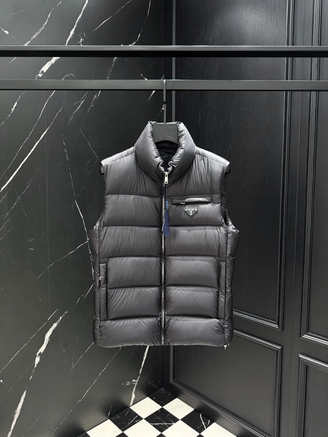 NO:520417,Down 2025 autumn and winter new original 1:1 custom hardware accessories are fully imported and customized. Welcome to counter comparison. Absolutely high quality. Use top-grade 95 white duck down. Super soft. Flush and full. Super heavy fabric has a perfect fit. Pay attention to the super comfortable fabric. Exclusive model. Non-market goods. Size M for men and women. ~XXXL,, down jacket, alexander wang.19860909羽绒 2025秋冬新款原版1:1订制五金配件全进口原版定制 欢迎专柜对比 绝对的高品质 采用顶级95白鸭绒 超柔软 充羽量蓬松饱满 超级重面料做工杠杠的版型完美 注意面料超舒服 独家款 非市场货 男女同款尺码M ～XXXL,,down jacket,alexander wang,Men's clothing