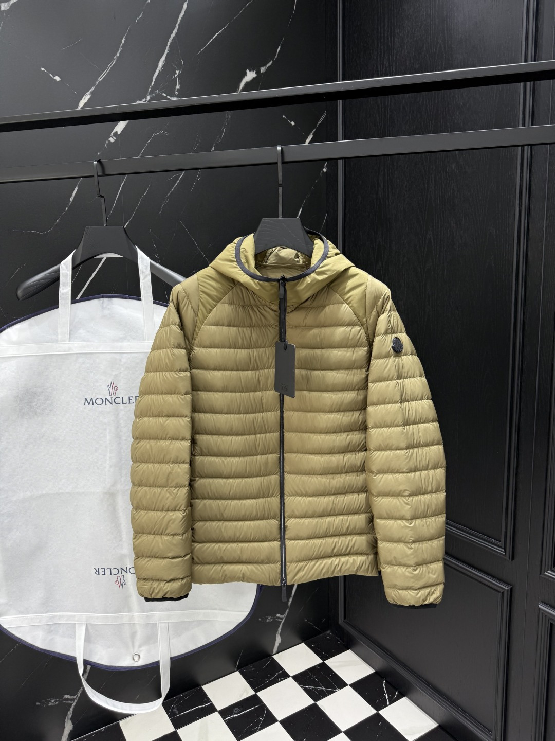 NO:539091,Down 2025 autumn and winter new original 1:1 custom hardware accessories fully imported original customization Welcome to counter comparison Absolutely high quality Use top-grade 95 white duck down Super soft Feather filling fluffy and plump Super heavy fabric with a perfect fit and a perfect fit. Pay attention to the super comfortable fabric. Exclusive model Non-market goods. Size of men and women. 12345, down jacket, alexander wang19860909羽绒 2025秋冬新款原版1:1订制五金配件全进口原版定制 欢迎专柜对比 绝对的高品质 采用顶级95白鸭绒 超柔软 充羽量蓬松饱满 超级重面料做工杠杠的版型完美 注意面料超舒服 独家款 非市场货 男女同款尺码12345,,down jacket,alexander wang,Men's clothing