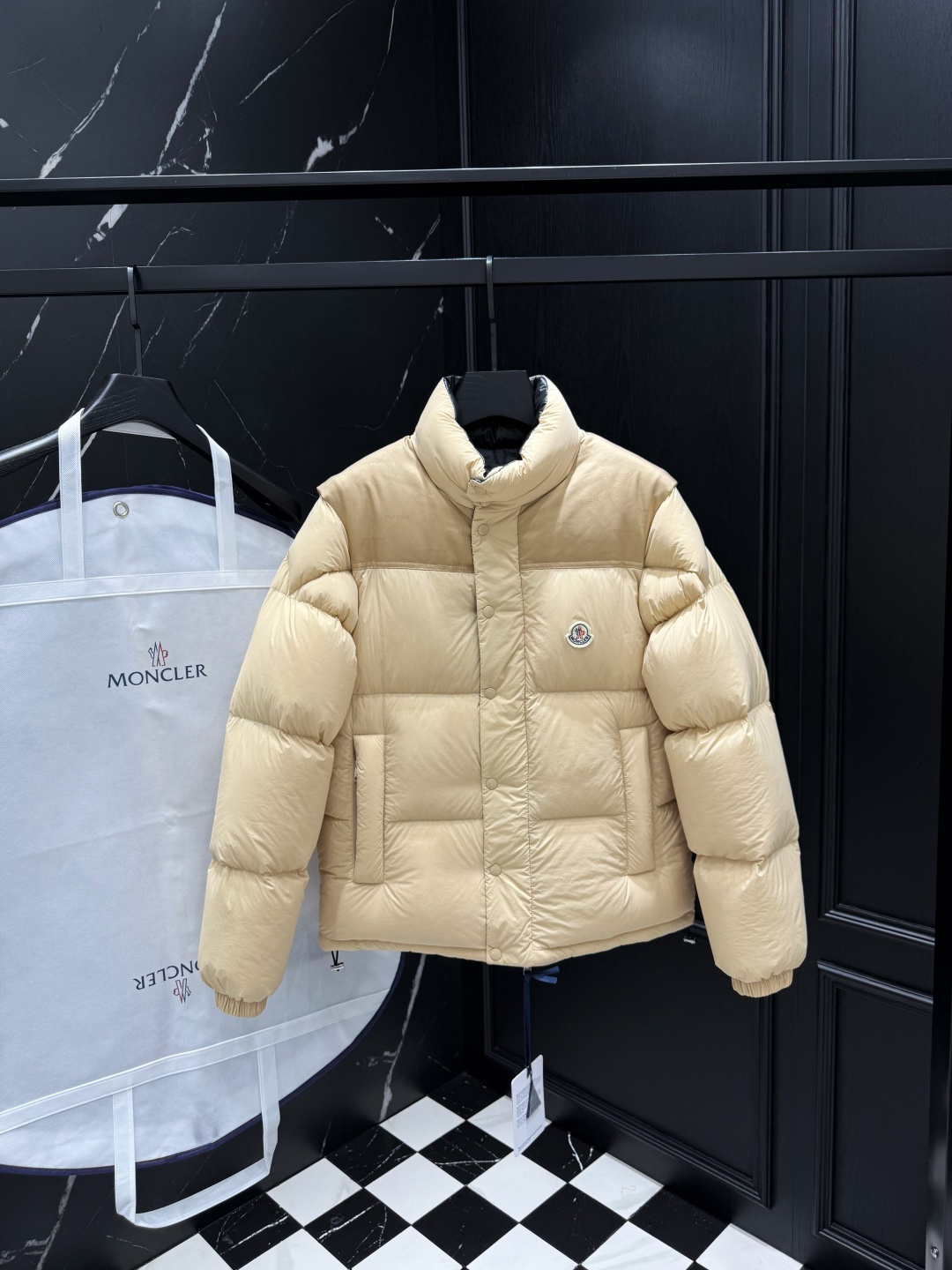 NO:628833,2025 autumn and winter new original 1:1 customization (detachable sleeves can be used as vests and double-sided down jackets) hardware accessories are all imported and original customization. Welcome to compare at the counter. Absolutely high quality. Made of top-grade 95 white duck down. Super soft and fluffy. Super heavy fabrics with perfect workmanship. Pay attention to the fabrics are super comfortable. Exclusive model. Non-market goods. Same size for men and women: 12345, down jacket, alexander wang198609092025秋冬新款原版1:1订制（可拆卸袖当马甲·双面穿羽绒服）五金配件全进口原版定制 欢迎专柜对比 绝对的高品质 采用顶级95白鸭绒 超柔软 充羽量蓬松饱满 超级重面料做工杠杠的版型完美 注意面料超舒服 独家款 非市场货 男女同款尺码12345,,down jacket,alexander wang,Men's clothing