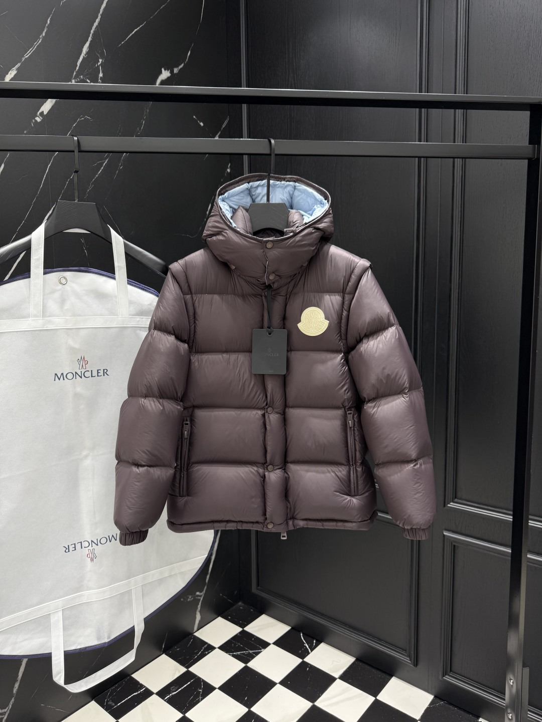 NO:539108,Down 2025 autumn and winter new original 1:1 customization (removable vest down jacket) hardware accessories are fully imported and customized. Welcome to compare counters. Absolutely high quality. Top-grade 95 white duck down, super soft, fluffy and full, super heavy fabric with a perfect fit. Pay attention to the super comfortable fabric. Exclusive model. Non-market goods. Size 12345 for men and women, down jacket, alexander wang19860909羽绒 2025秋冬新款原版1:1订制（可拆卸马甲羽绒服）五金配件全进口原版定制 欢迎专柜对比 绝对的高品质 采用顶级95白鸭绒 超柔软 充羽量蓬松饱满 超级重面料做工杠杠的版型完美 注意面料超舒服 独家款 非市场货 男女同款尺码12345,,down jacket,alexander wang,Men's clothing