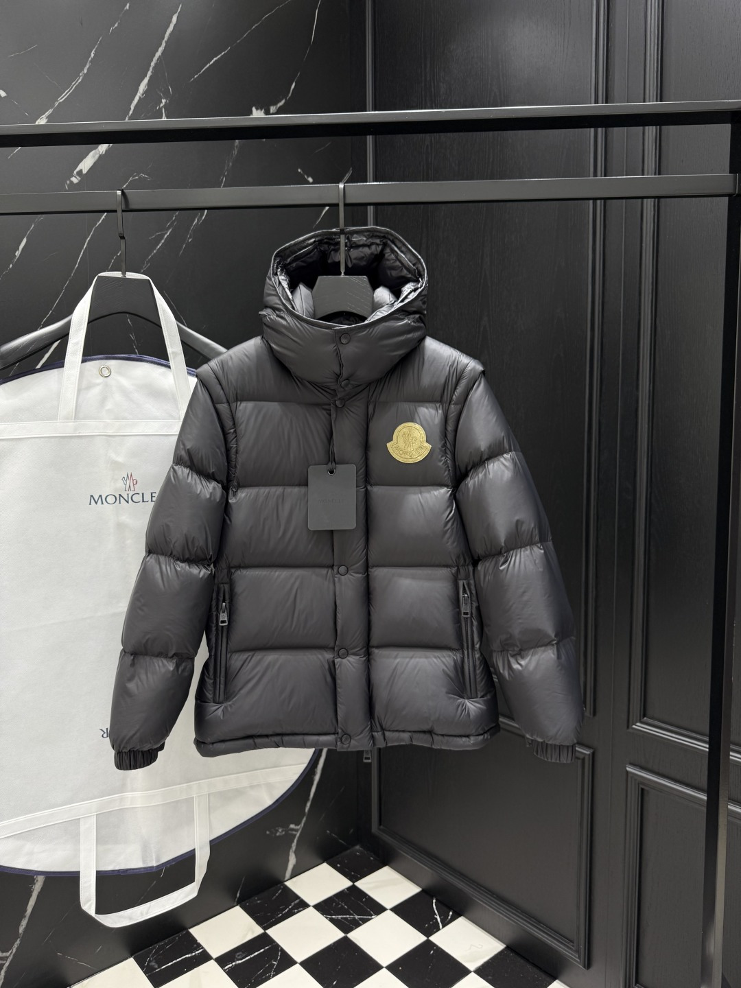 NO:571703,Down 2025 autumn and winter new original 1:1 customization (detachable vest down jacket) hardware accessories are all imported and original customization. Welcome to compare at the counter. Absolutely high quality. Made of top-grade 95 white duck down. Super soft. Full and fluffy. Super heavy fabric. Perfect workmanship. Pay attention to the fabric. Super comfortable. Exclusive model. Non-market goods. Same size for men and women. 12345, down jacket, alexander wang19860909羽绒 2025秋冬新款原版1:1订制（可拆卸马甲羽绒服）五金配件全进口原版定制 欢迎专柜对比 绝对的高品质 采用顶级95白鸭绒 超柔软 充羽量蓬松饱满 超级重面料做工杠杠的版型完美 注意面料超舒服 独家款 非市场货 男女同款尺码12345,,down jacket,alexander wang,Men's clothing