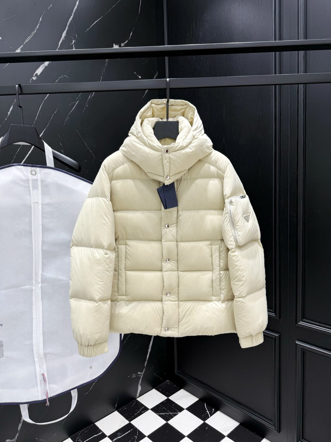 NO:539121,2025 autumn and winter new original 1:1 custom hardware accessories are fully imported and customized. Welcome to counter comparison. Absolutely high quality. Use top-grade 95 white duck down. Super soft. Flush and full. Super heavy fabric has a perfect fit. Pay attention to the super comfortable fabric. Exclusive model. Non-market goods. Size M for men and women. ~XXXL,,alexander wang198609092025秋冬新款原版1:1订制五金配件全进口原版定制 欢迎专柜对比 绝对的高品质 采用顶级95白鸭绒 超柔软 充羽量蓬松饱满 超级重面料做工杠杠的版型完美 注意面料超舒服 独家款 非市场货 男女同款尺码M ～XXXL,,alexander wang,Men's clothing