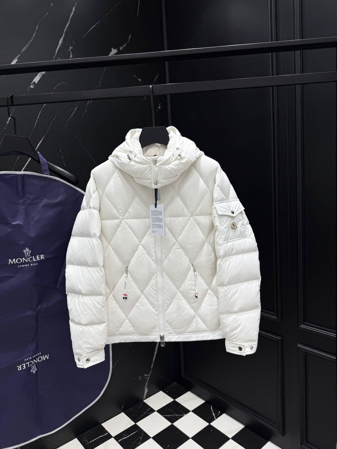 NO:539123,Down 2025 autumn and winter new original 1:1 custom hardware accessories fully imported original customization Welcome to counter comparison Absolutely high quality Use top-grade 95 white duck down Super soft Feather filled with fluffy and plump Super heavy fabric with a perfect fit and pay attention to the super comfortable fabric Exclusive model Non-market goods Size 1234 for men and women, down jacket, alexander wang19860909羽绒 2025秋冬新款原版1:1订制五金配件全进口原版定制 欢迎专柜对比 绝对的高品质 采用顶级95白鸭绒 超柔软 充羽量蓬松饱满 超级重面料做工杠杠的版型完美 注意面料超舒服 独家款 非市场货 男女同款尺码1234,,down jacket,alexander wang,Men's clothing