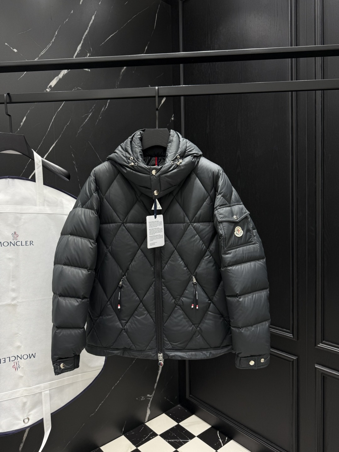 NO:623354,2025 autumn and winter new original 1:1 customized hardware accessories are all imported and original customization. Welcome to compare at the counter. Absolutely high quality. Made of top-grade 95 white duck down. Super soft. Full and fluffy. Super heavy fabric. Perfect workmanship. Pay attention to the fabric. Super comfortable. Exclusive model. Non-market goods. Same size for men and women. 12345,,alexander wang198609092025秋冬新款原版1:1订制五金配件全进口原版定制 欢迎专柜对比 绝对的高品质 采用顶级95白鸭绒 超柔软 充羽量蓬松饱满 超级重面料做工杠杠的版型完美 注意面料超舒服 独家款 非市场货 男女同款尺码12345,,alexander wang,Men's clothing