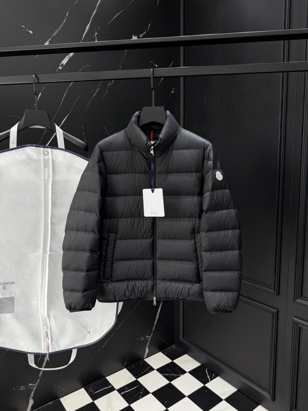 NO:539119,2025 autumn and winter new original 1:1 custom hardware accessories are fully imported and customized. Welcome to the counter comparison. Absolutely high quality. Use top-grade 95 white duck down. Super soft. Flush and full. Super heavy fabric has a perfect fit. Pay attention to the super comfortable fabric. Exclusive model. Non-market goods. Size 12345 for men and women. Alexander wang.198609092025秋冬新款原版1:1订制五金配件全进口原版定制 欢迎专柜对比 绝对的高品质 采用顶级95白鸭绒 超柔软 充羽量蓬松饱满 超级重面料做工杠杠的版型完美 注意面料超舒服 独家款 非市场货 男女同款尺码12345,,alexander wang,Men's clothing