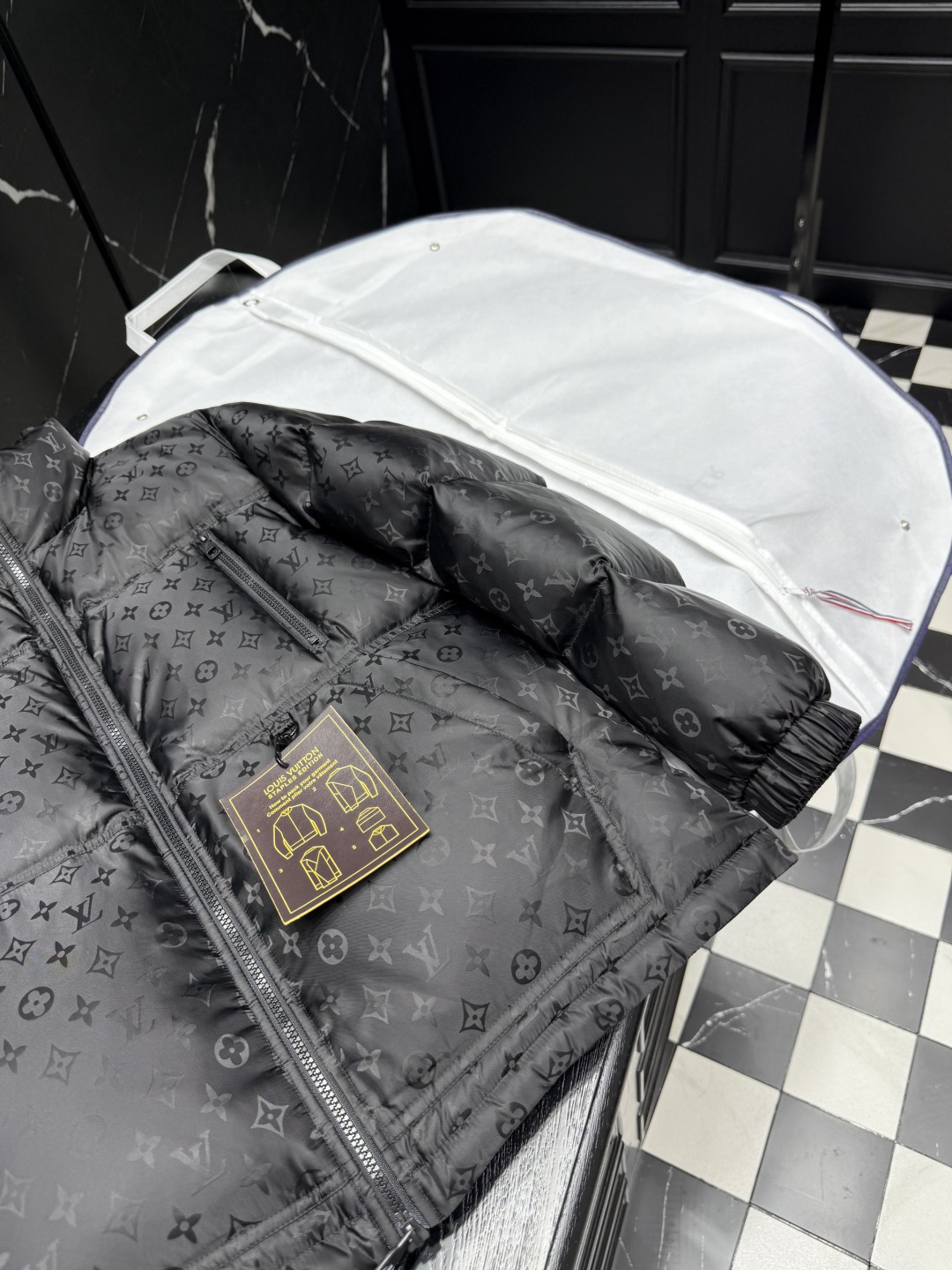 Louis Vuitton Monogram Padded Down Jacket - Stylish & Warm Outerwear 7 cmp i1755357329035 8799 0 5
